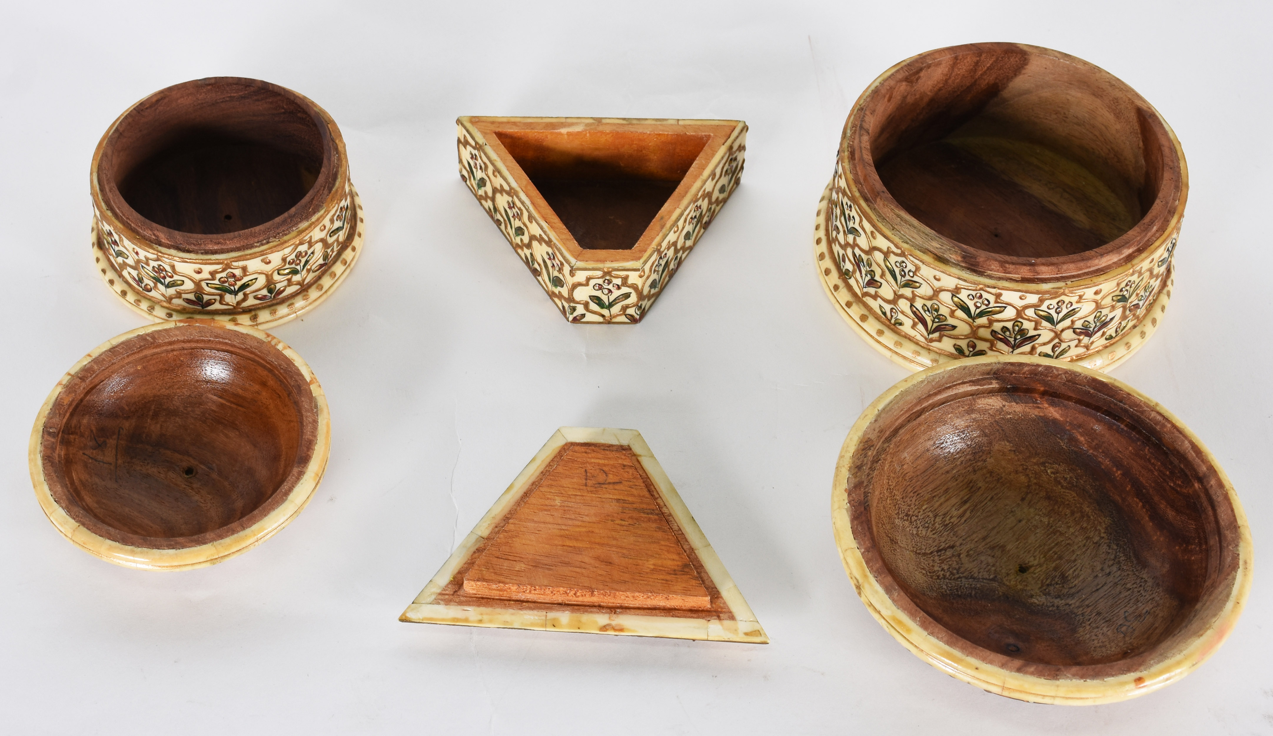 Tres peças decorativas de osso - foto 3 de 3