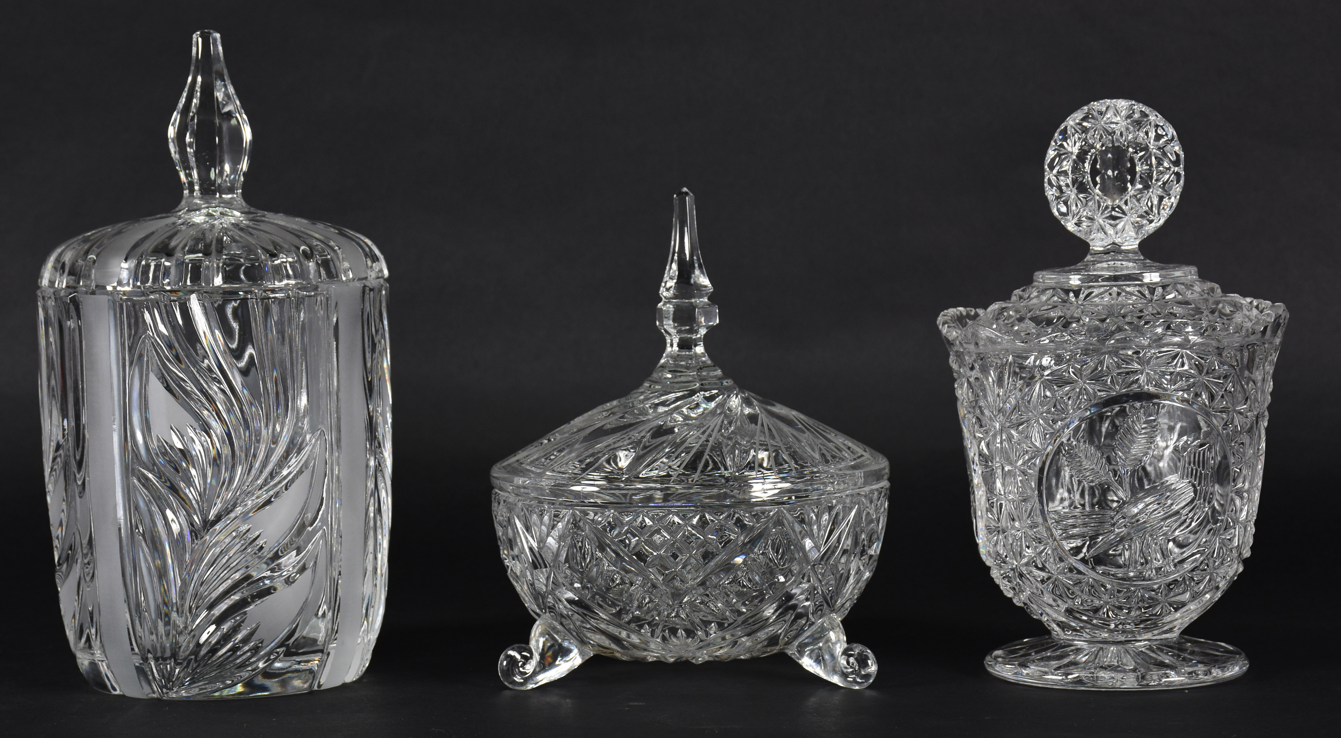 Tres bombonieres diversas de cristal (alt.18, 21 e 24 cm) - foto 1 de 3