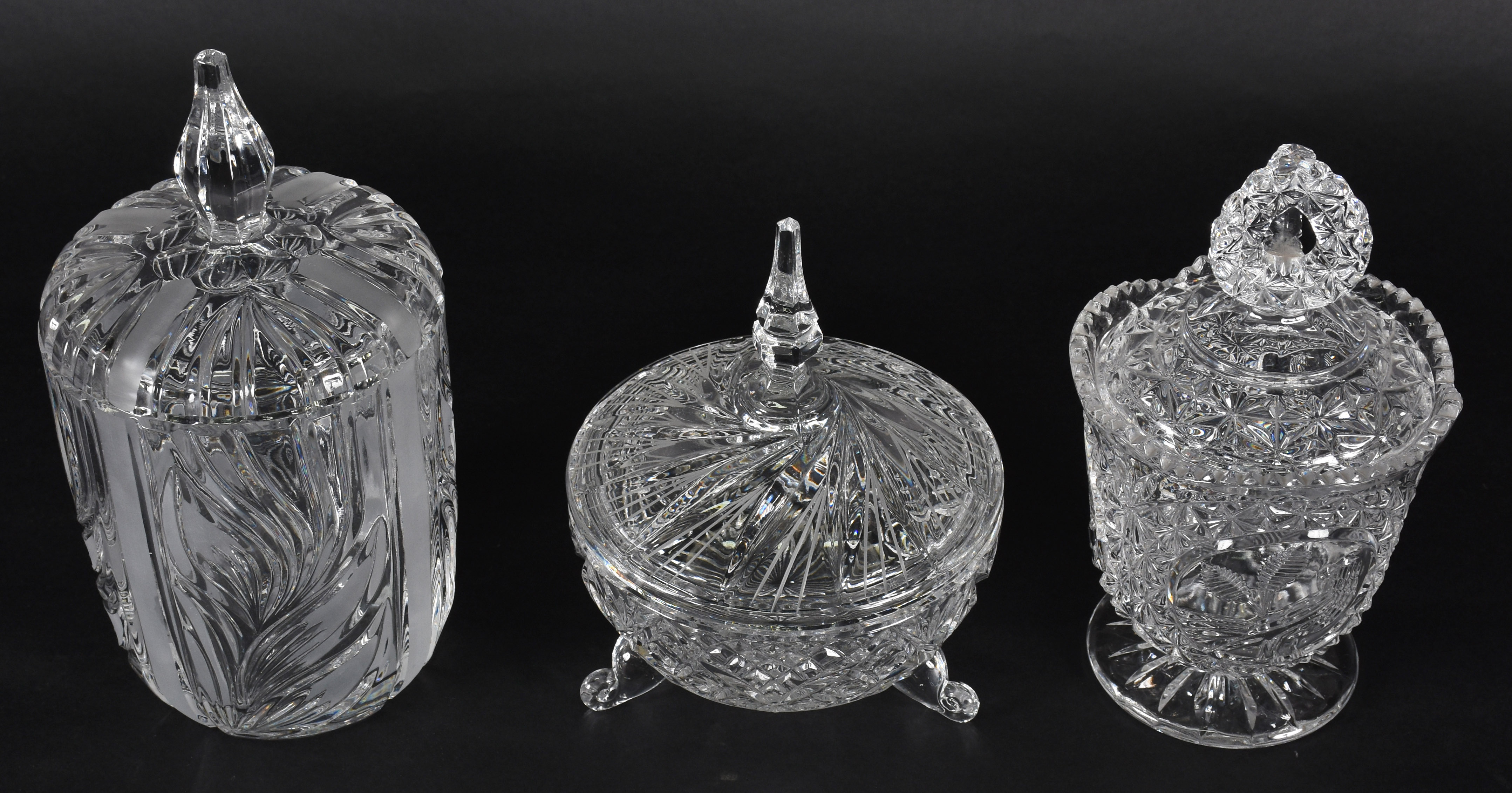 Tres bombonieres diversas de cristal (alt.18, 21 e 24 cm) - foto 2 de 3