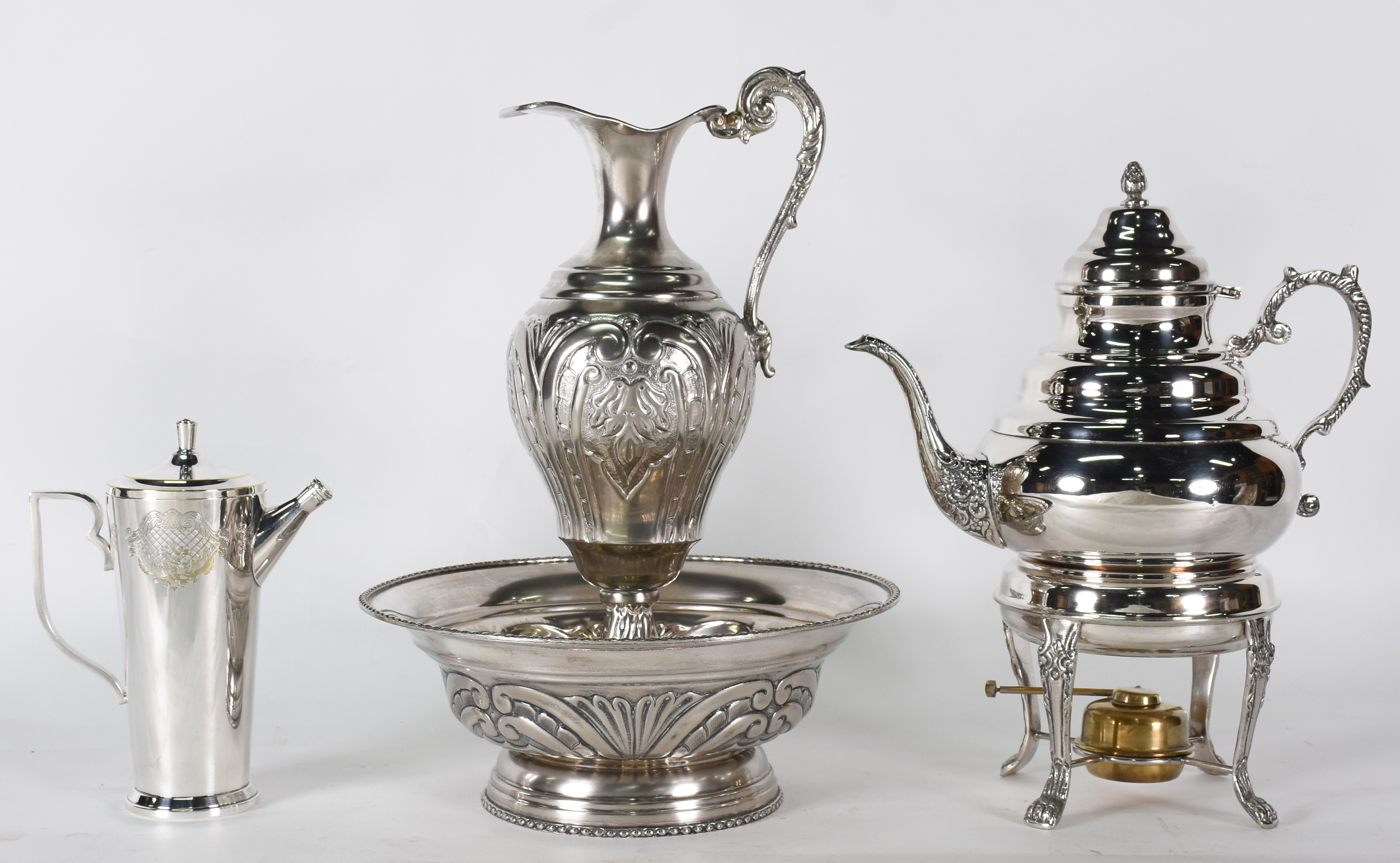 Tres peças de metal prateado, sendo: Samovar com banho-maria (alt.39... - foto 1 de 3