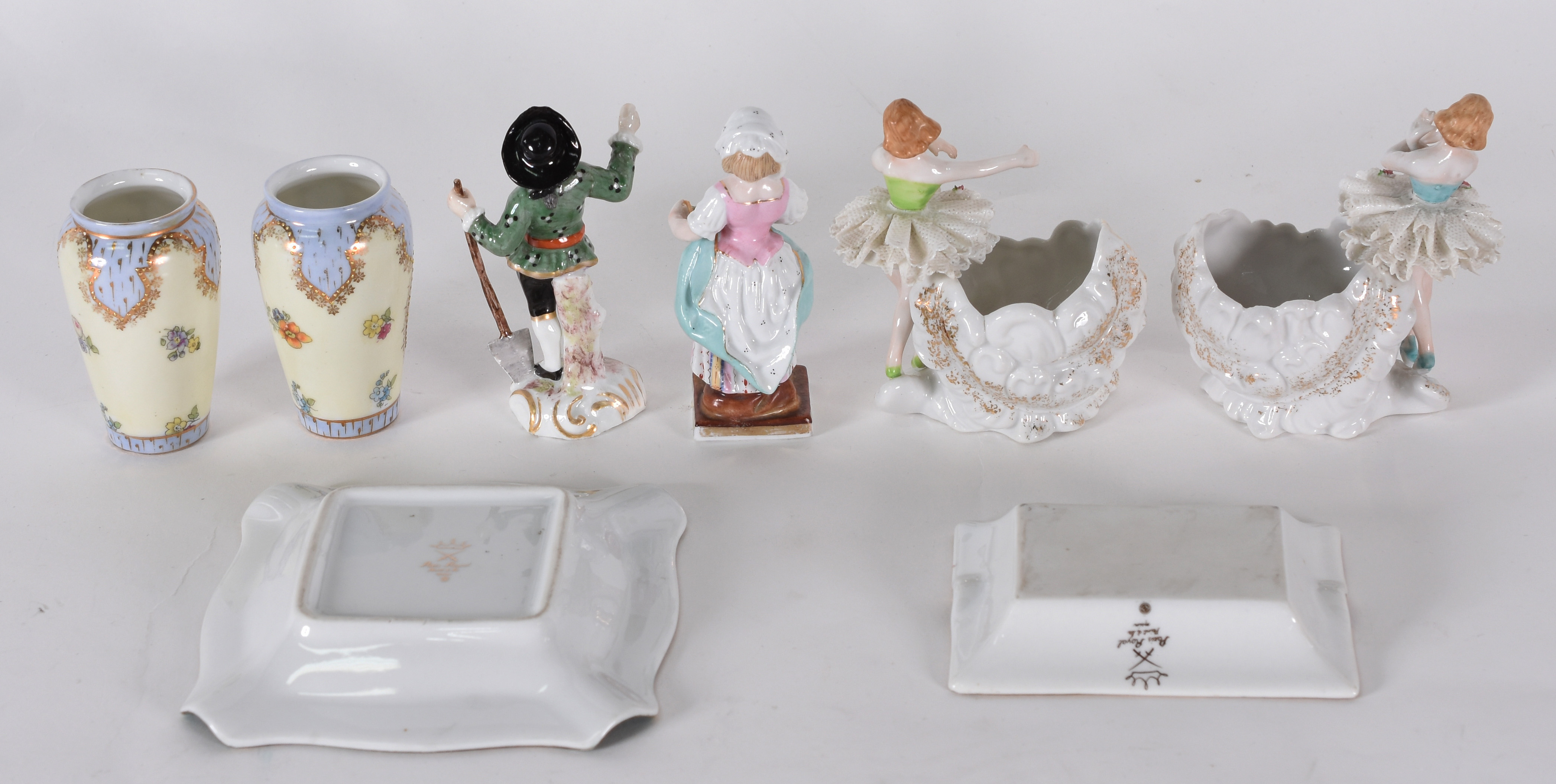 Oito peças diversas de porcelana, sendo , 2 vasos com cenas... - foto 3 de 6
