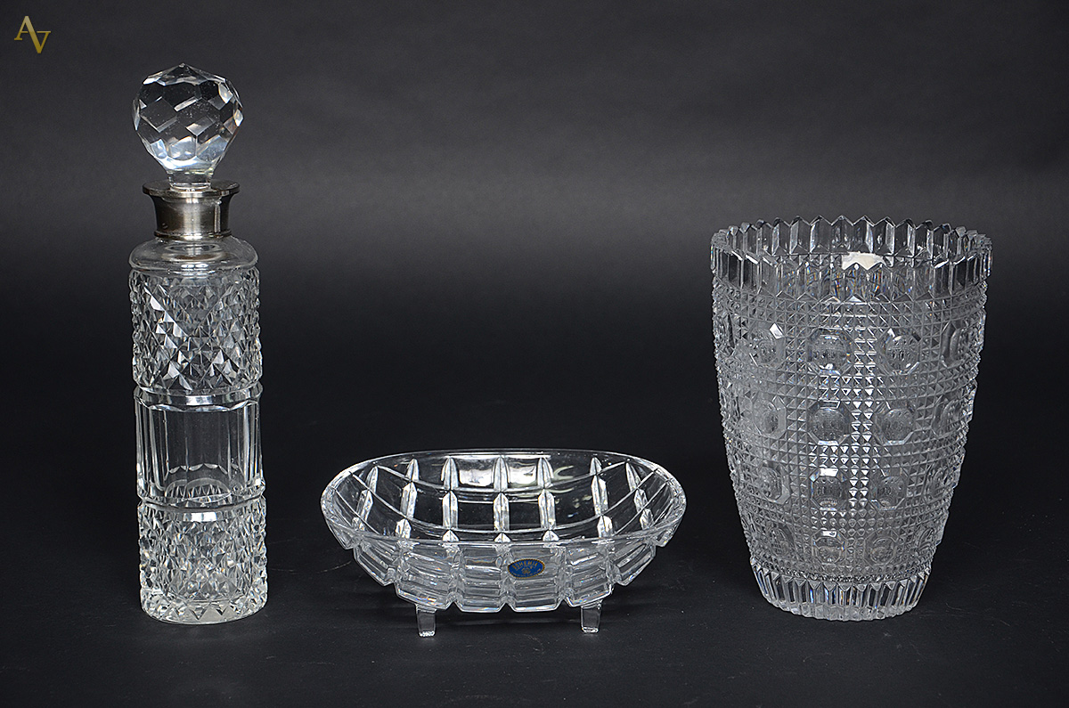 Três peças de cristal lapidado, sendo vaso (altura 20,5 cm e diâmetro...