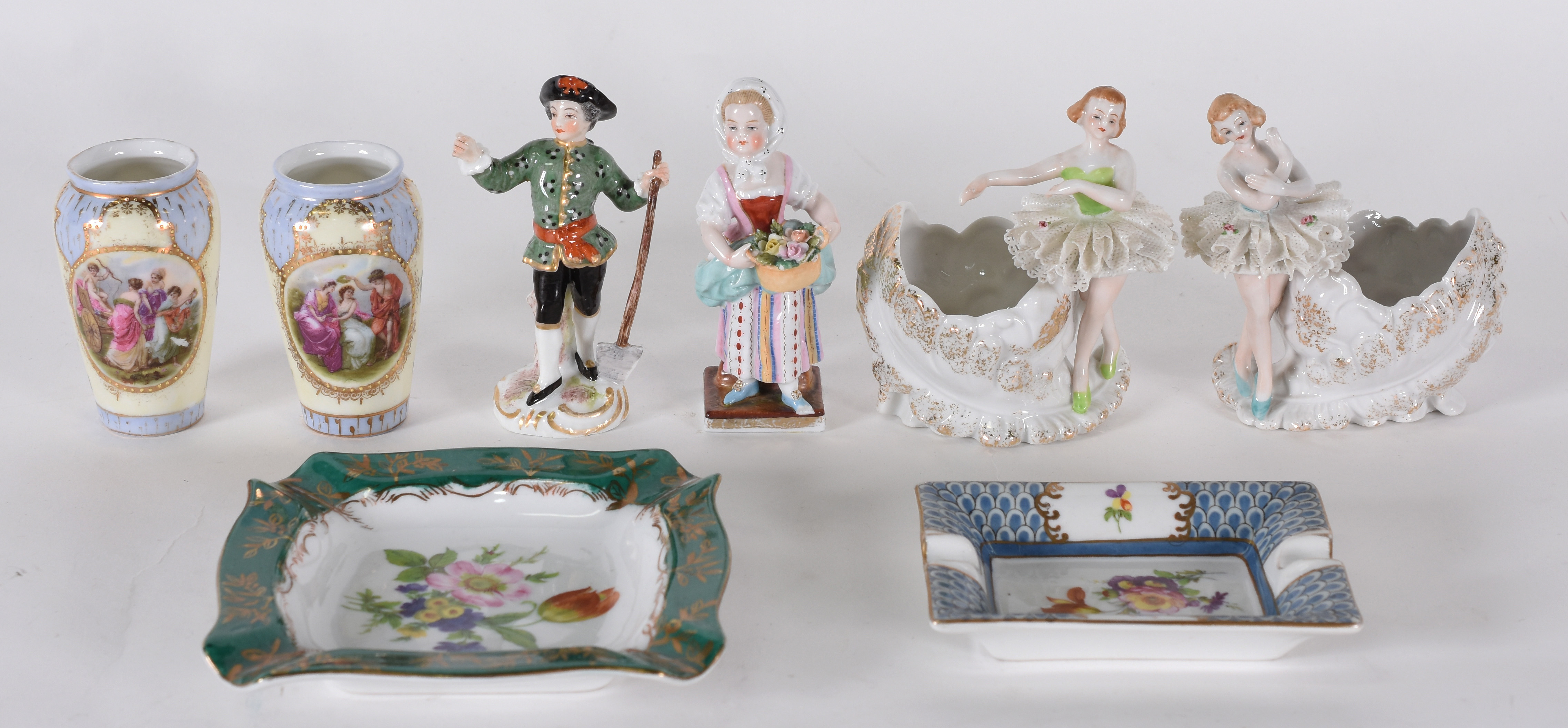 Oito peças diversas de porcelana, sendo , 2 vasos com cenas... - foto 1 de 6