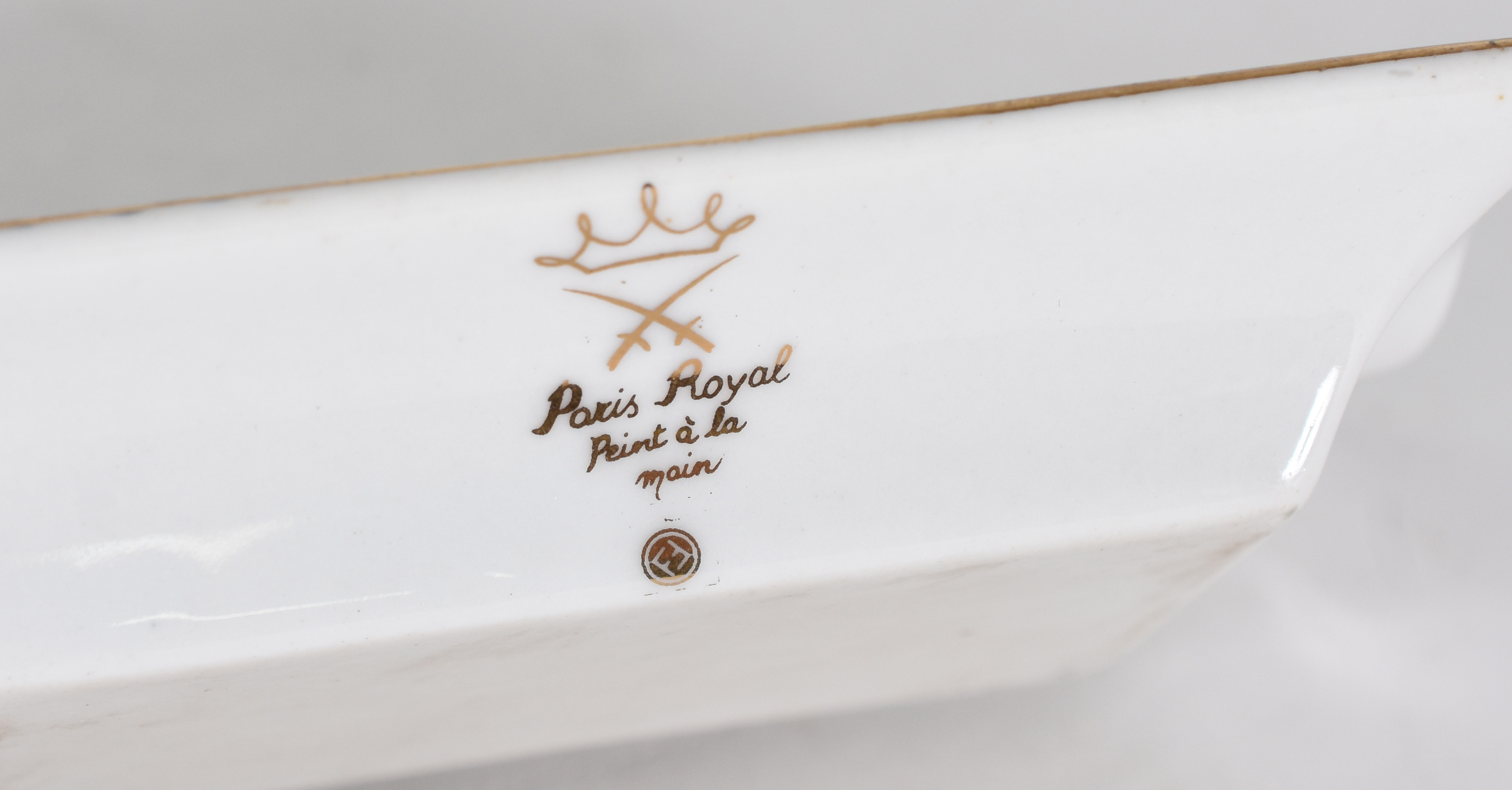 Oito peças diversas de porcelana, sendo , 2 vasos com cenas... - foto 6 de 6