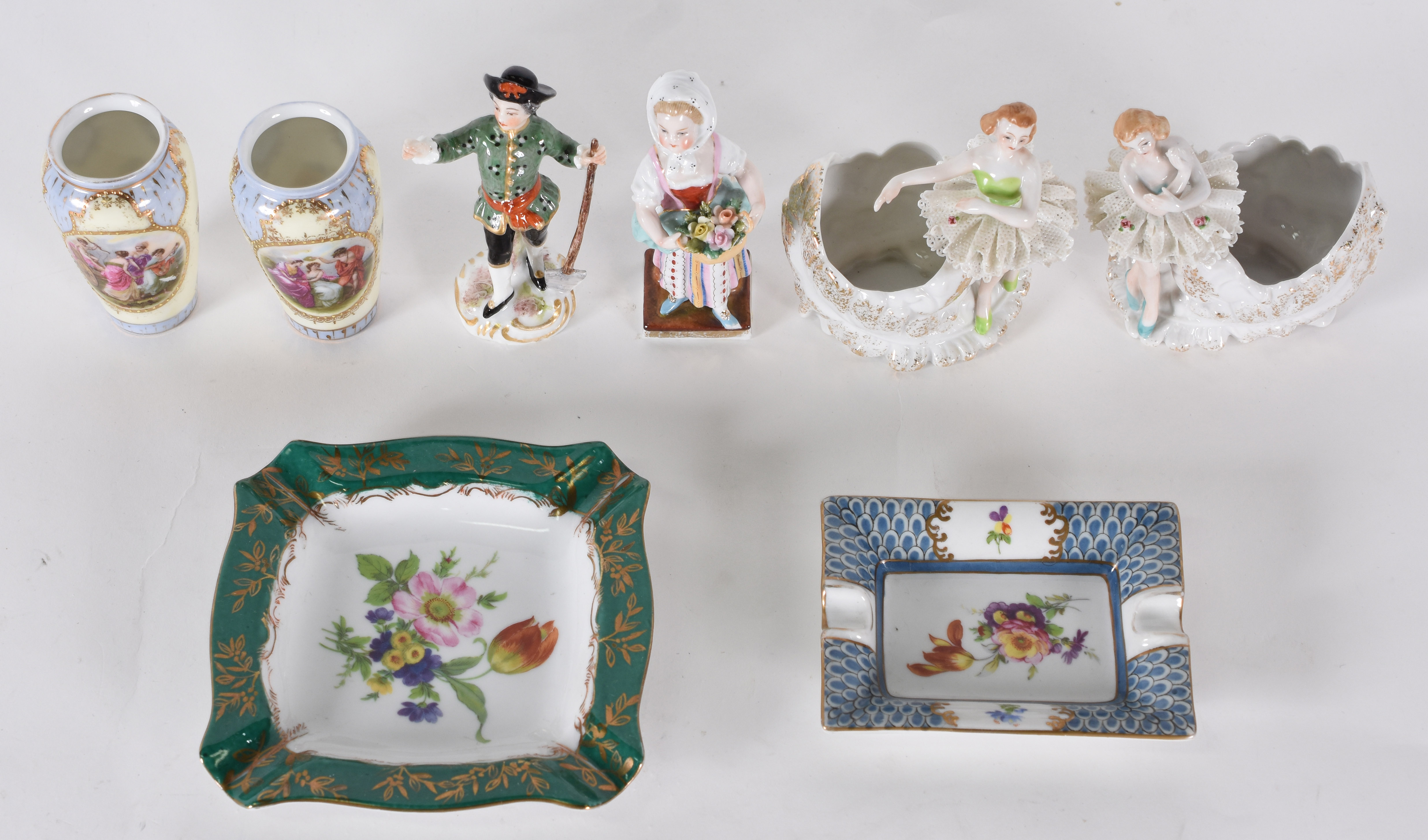 Oito peças diversas de porcelana, sendo , 2 vasos com cenas... - foto 2 de 6