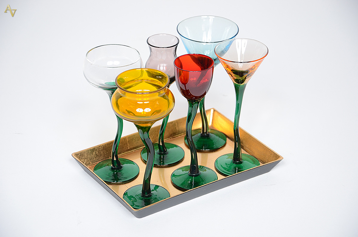 Jogo com 6 taças para licor e bandeja. - foto 1 de 2