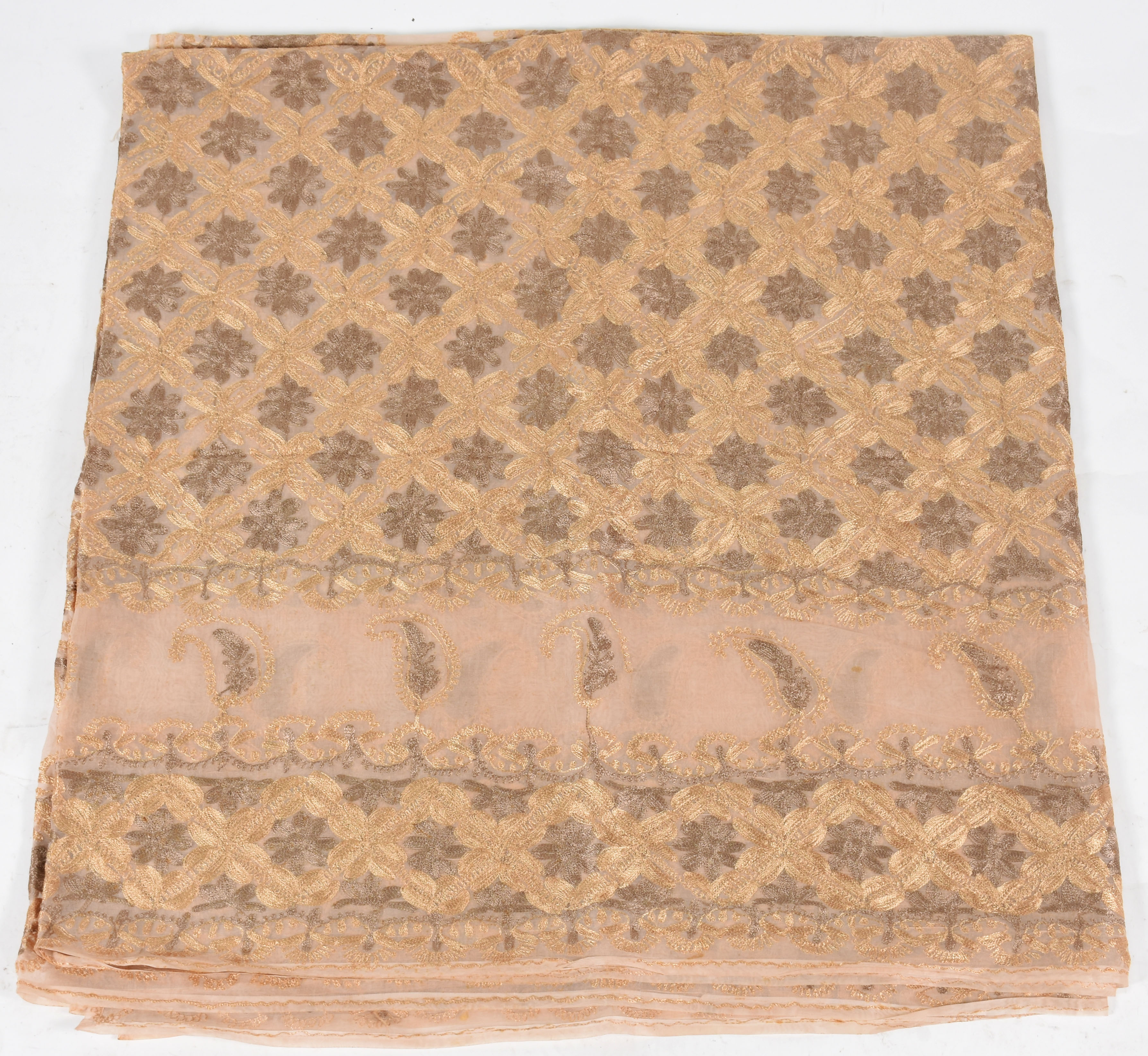 Toalha de mesa oriental de organza bege com bordados e 9 guardanapos. - foto 2 de 3