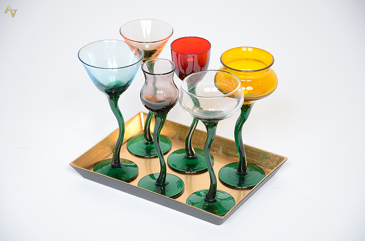 Jogo com 6 taças para licor e bandeja. - foto 2 de 2