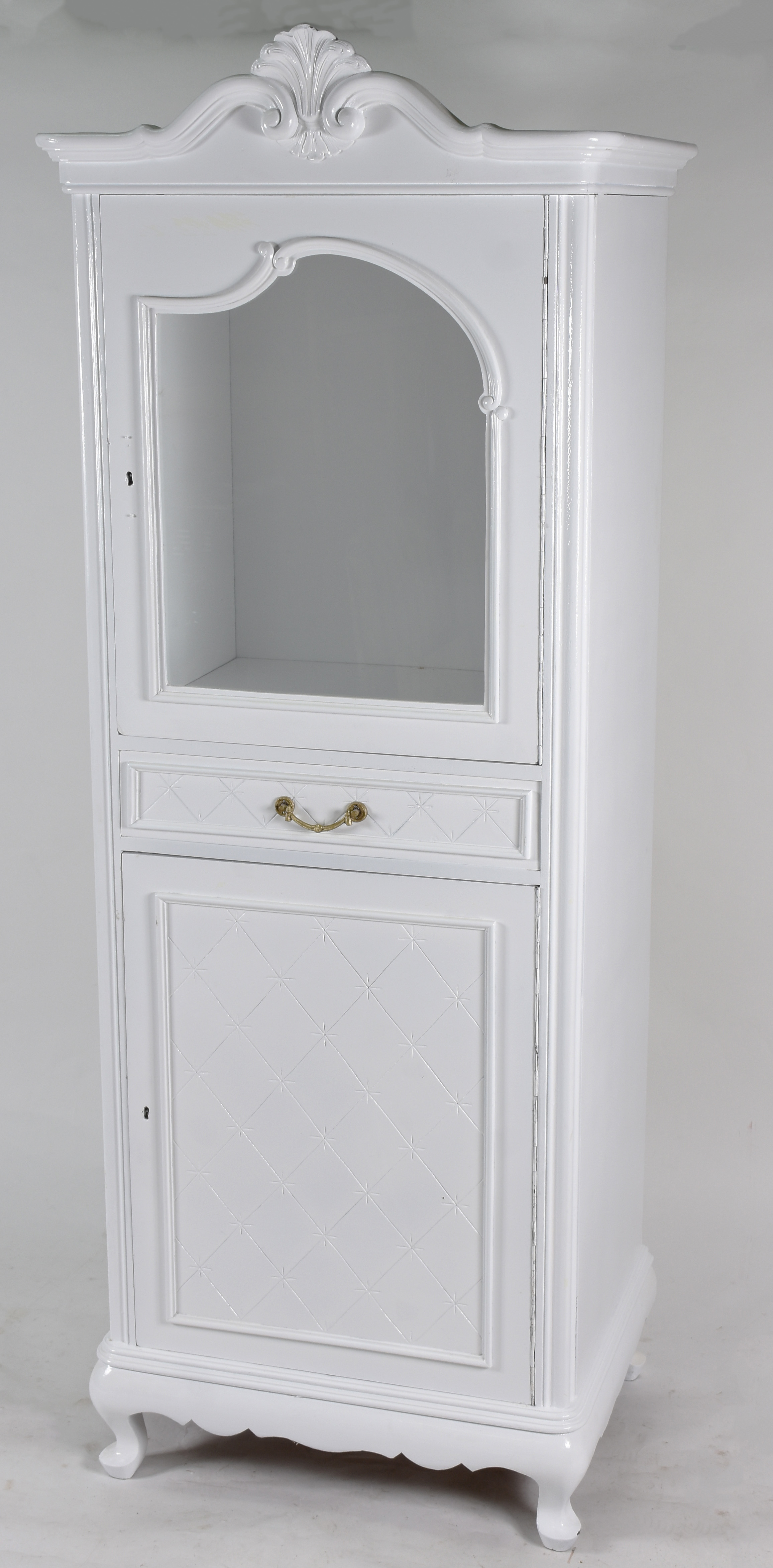 Móvel/Vitrine de madeira nobre patinada de branco, porta inferior... - foto 1 de 3