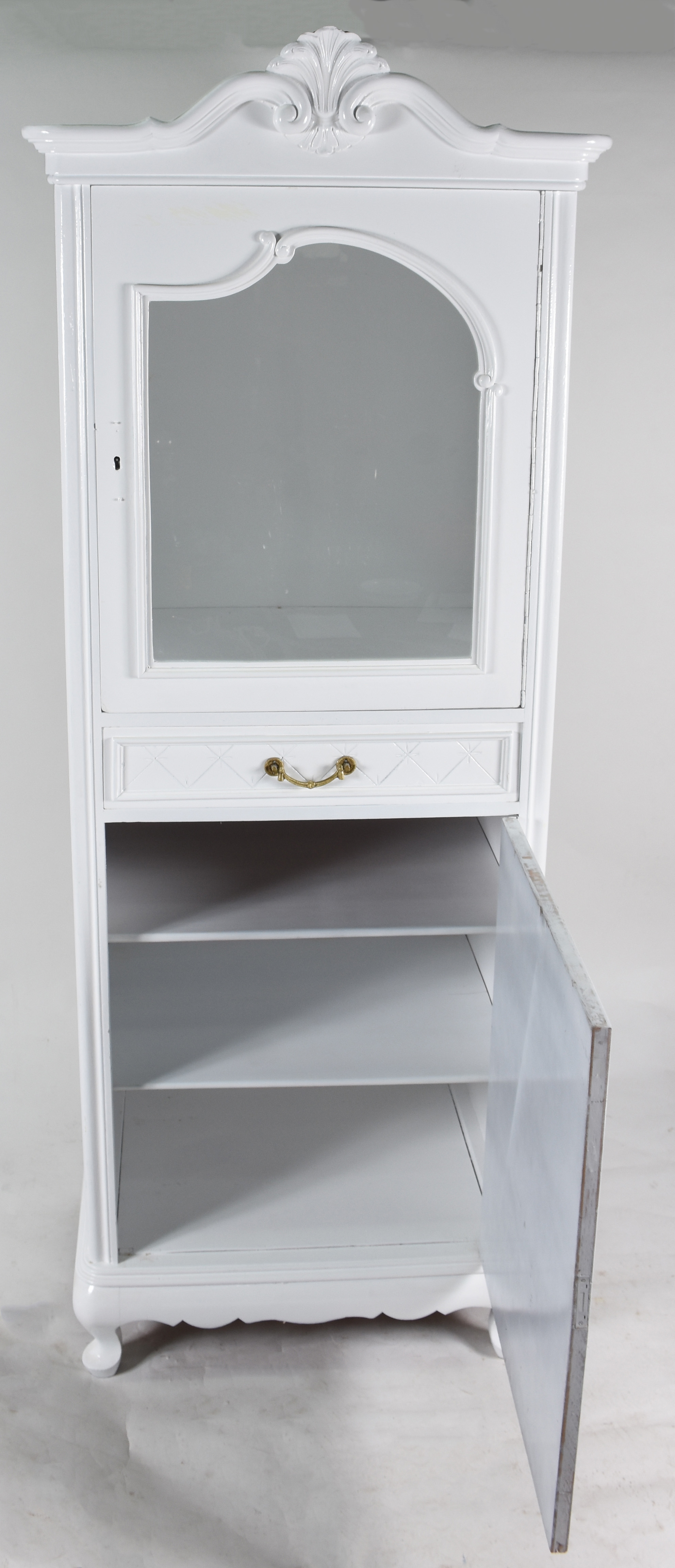 Móvel/Vitrine de madeira nobre patinada de branco, porta inferior... - foto 2 de 3