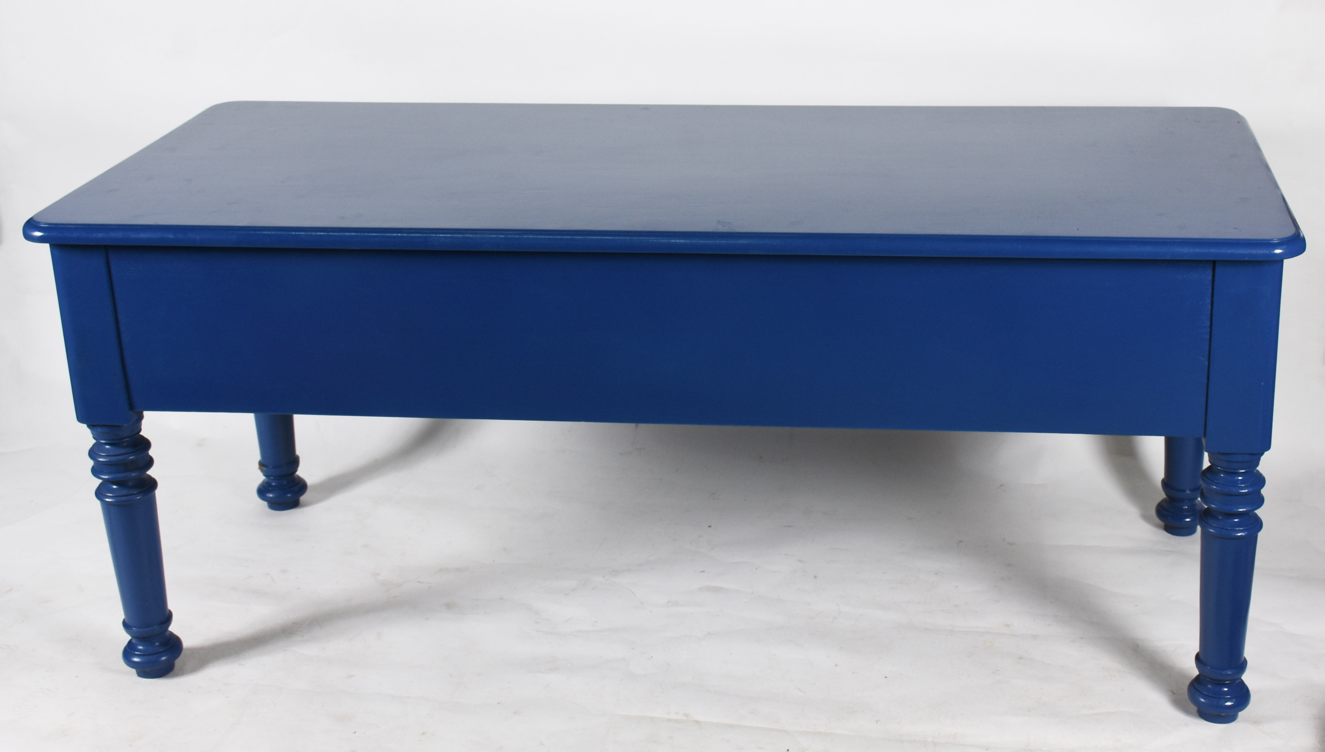Mesa de escritório de madeira nobre pintada de azul, 4 gavetas... - foto 2 de 4