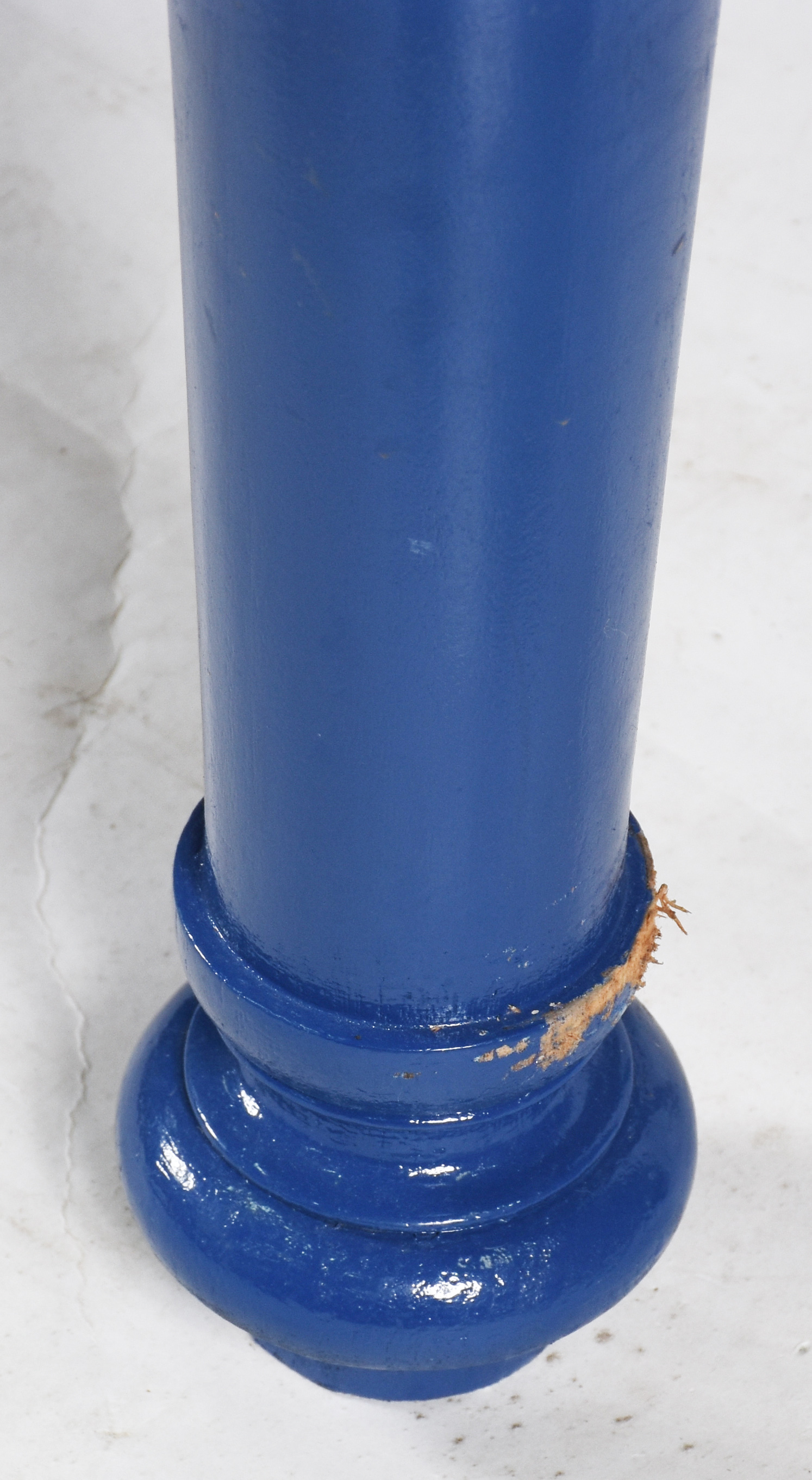 Mesa de escritório de madeira nobre pintada de azul, 4 gavetas... - foto 3 de 4