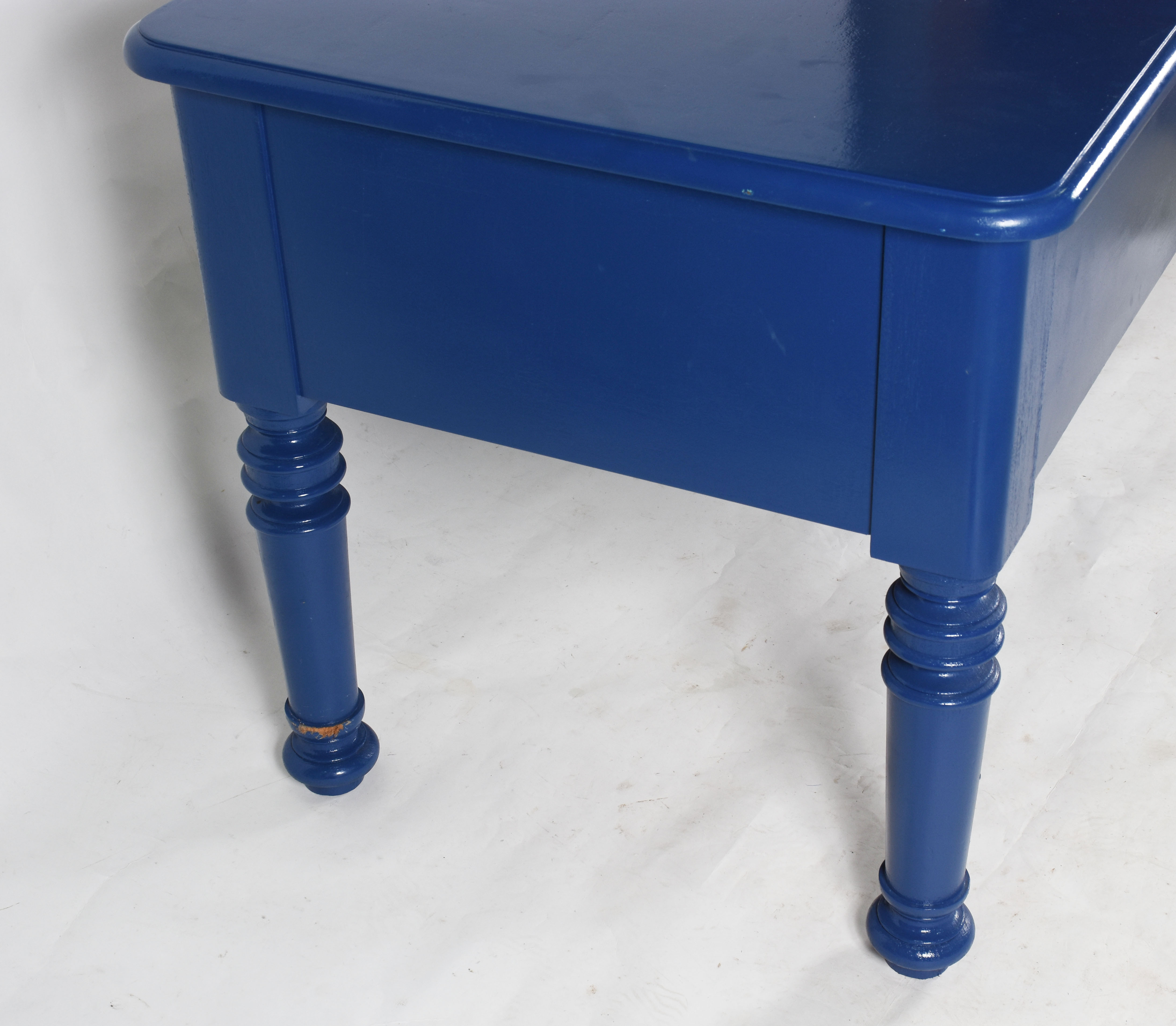 Mesa de escritório de madeira nobre pintada de azul, 4 gavetas... - foto 4 de 4
