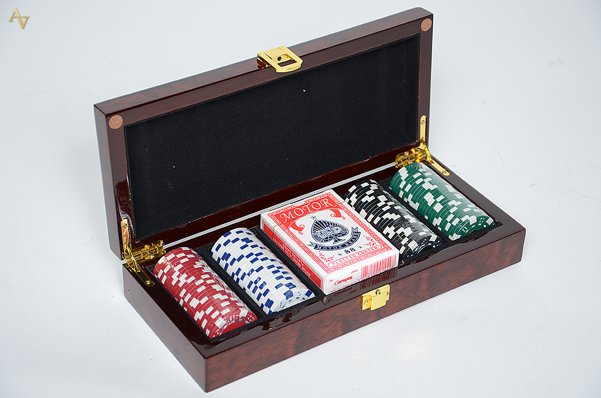 Caixa com 100 fichas e dois baralhos para poker. - foto 2 de 2