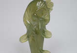 Escultura em jade representando gueixa. Altura ... - Escultura em jade representando gueixa. Altura total 15 cm (pequeno restauro no pescoço).