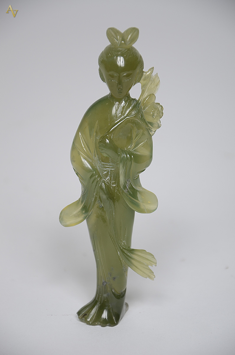 Escultura em jade representando gueixa. Altura total 15 cm (pequeno... - foto 1 de 3