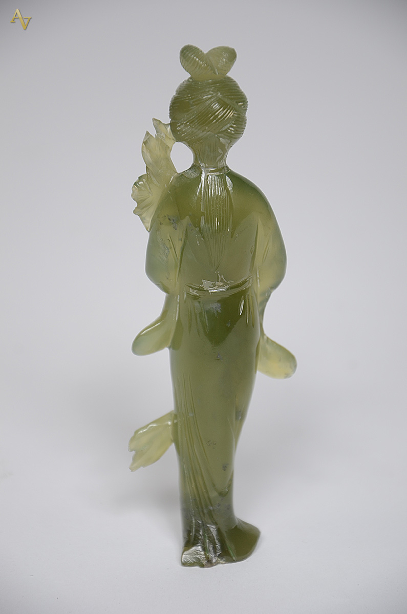 Escultura em jade representando gueixa. Altura total 15 cm (pequeno... - foto 2 de 3