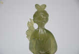 Escultura em jade representando gueixa. Altura ... - Escultura em jade representando gueixa. Altura total 15 cm (pequeno restauro no pescoço).