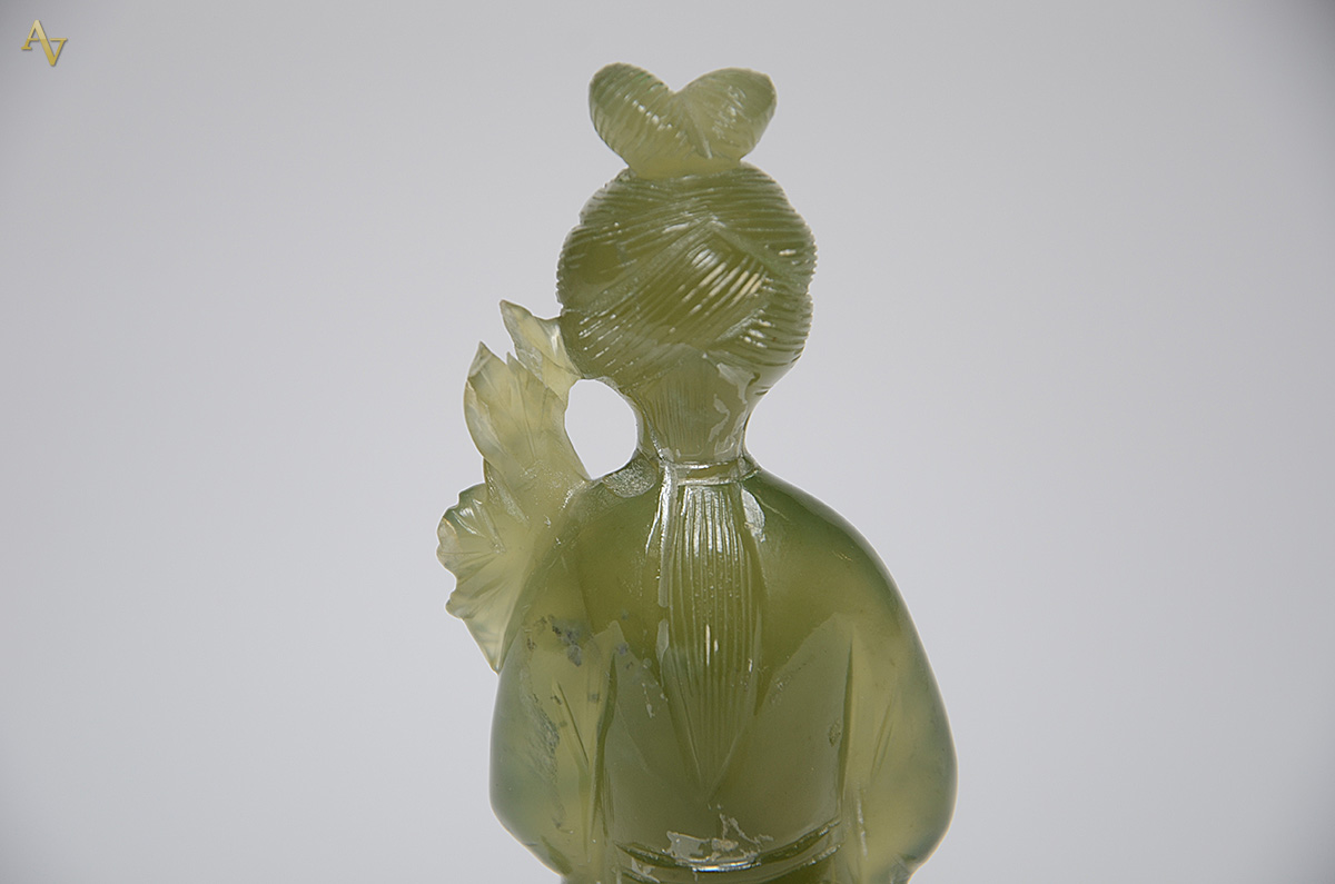 Escultura em jade representando gueixa. Altura total 15 cm (pequeno... - foto 3 de 3