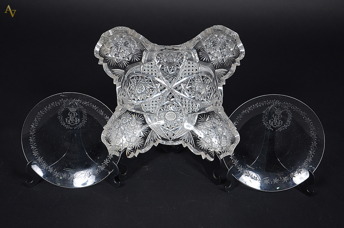 Tres peças de cristal, sendo porta petiscos lapidado (medidas 33 x 33... - foto 1 de 3