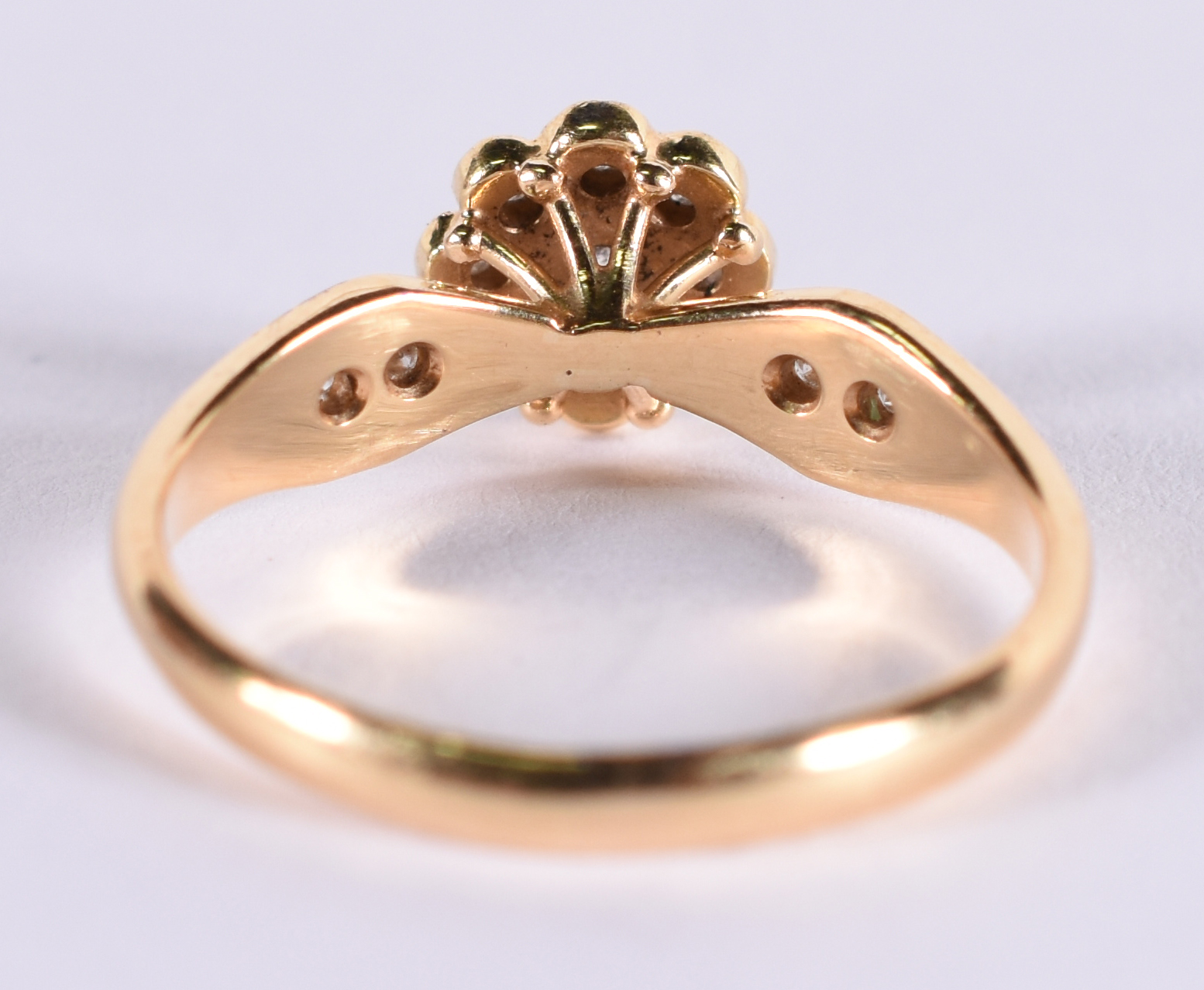 Anel de ouro amarelo tipo flor com 15 brilhantes . Aro 22 ( Por... - foto 3 de 3