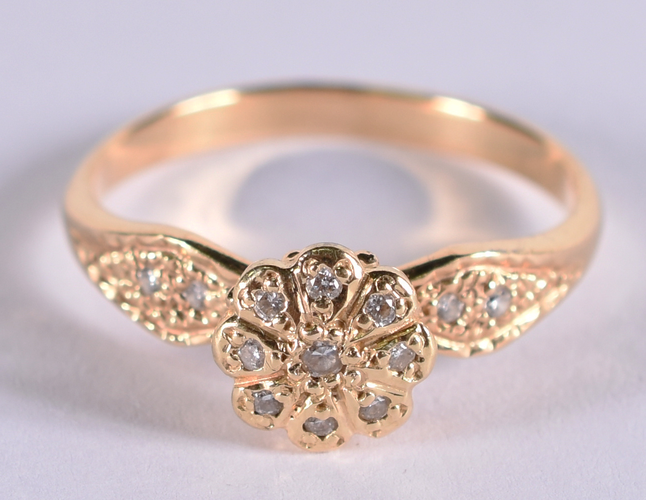 Anel de ouro amarelo tipo flor com 15 brilhantes . Aro 22 ( Por... - foto 1 de 3