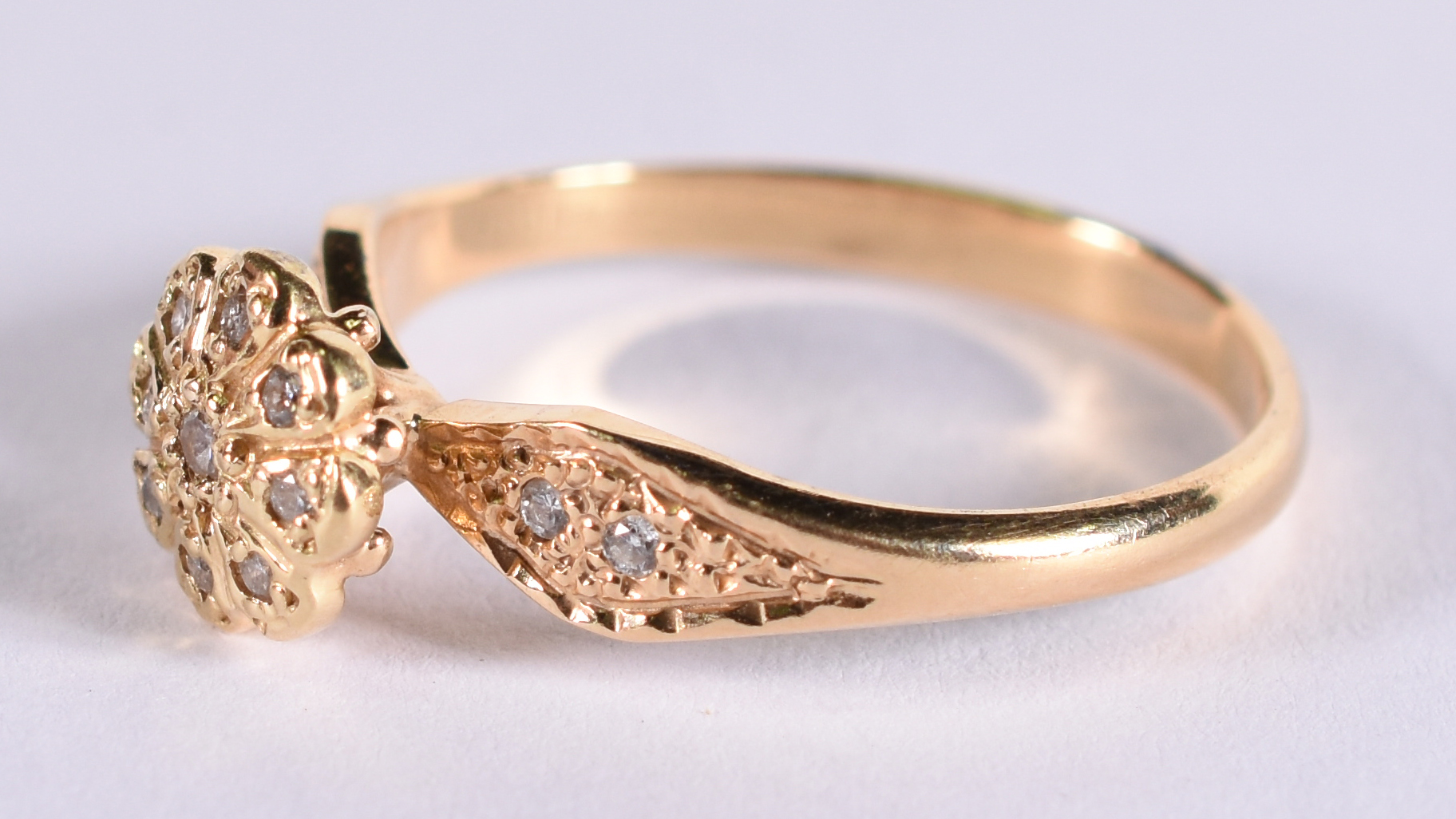 Anel de ouro amarelo tipo flor com 15 brilhantes . Aro 22 ( Por... - foto 2 de 3