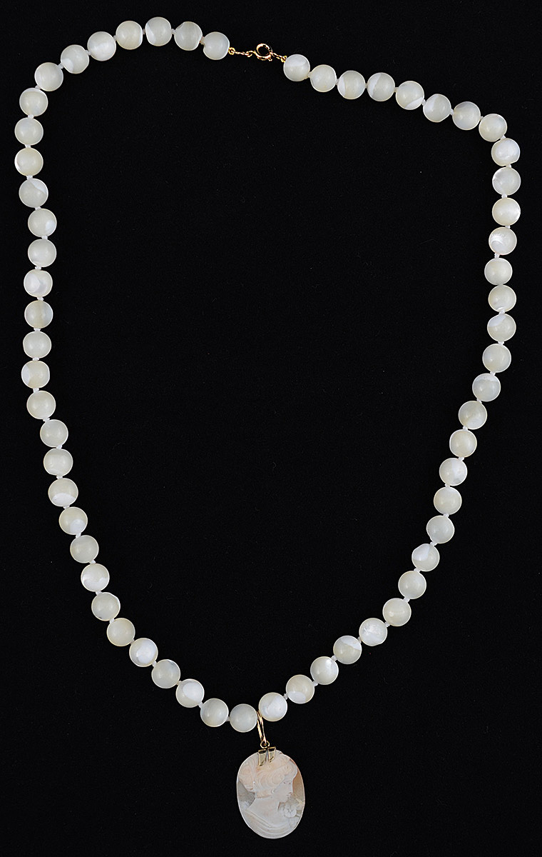 Colar de pérolas com fecho de ouro 18 k. Ao centro, camafeu italiano... - foto 1 de 2