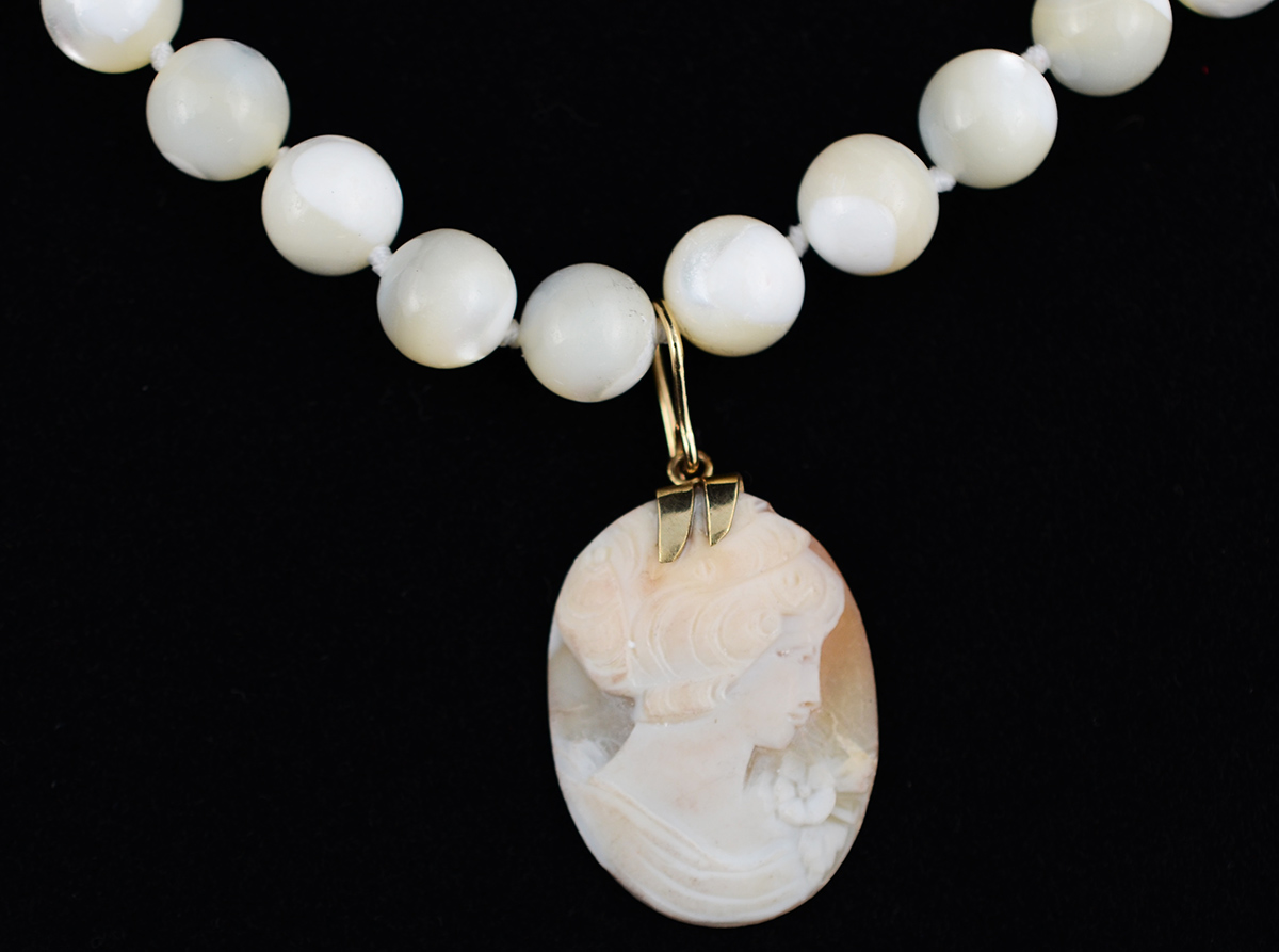 Colar de pérolas com fecho de ouro 18 k. Ao centro, camafeu italiano... - foto 2 de 2