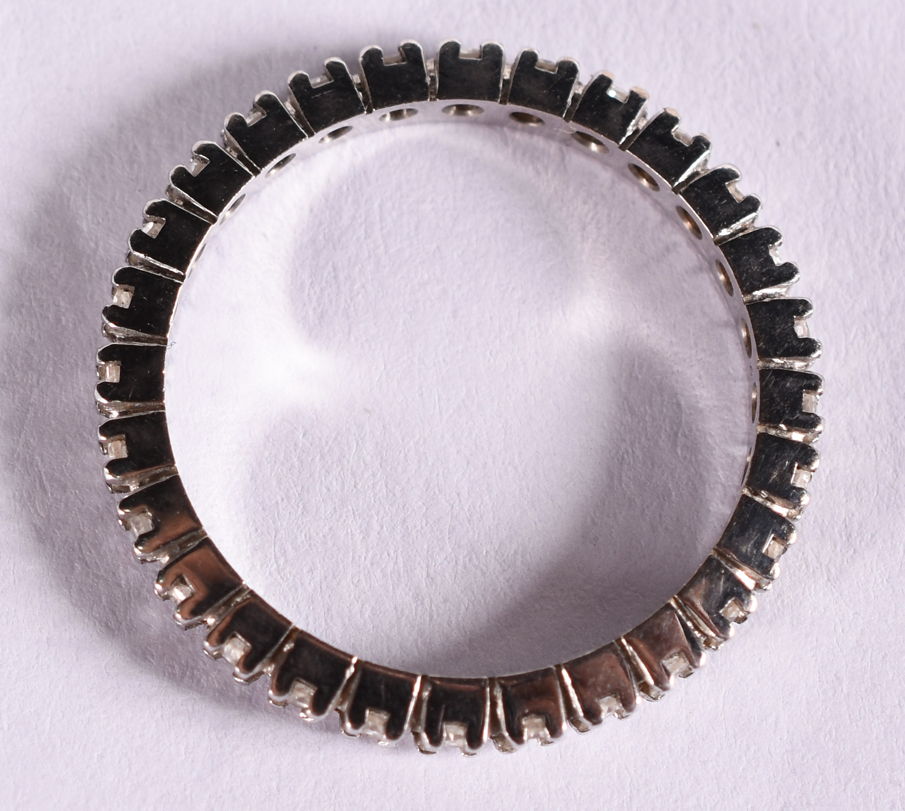 Aliança completa de ouro branco com 25 brilhantes de 0,03 c.t. Aro... - foto 2 de 3