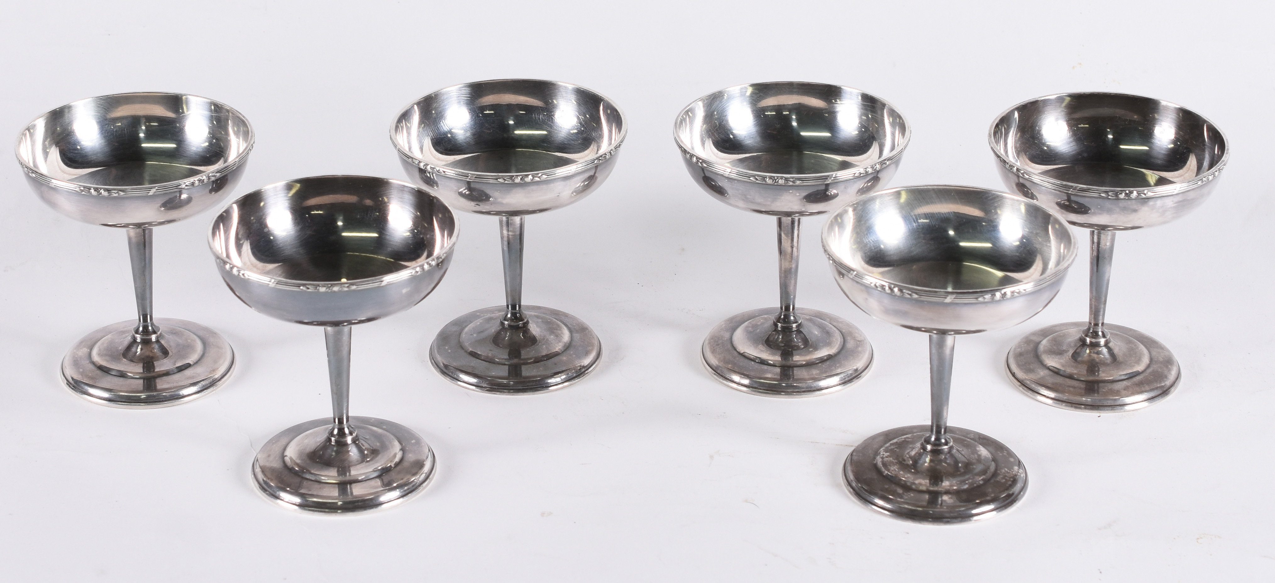 Seis taças de pé alto para sorvete de metal prateado . - foto 1 de 3