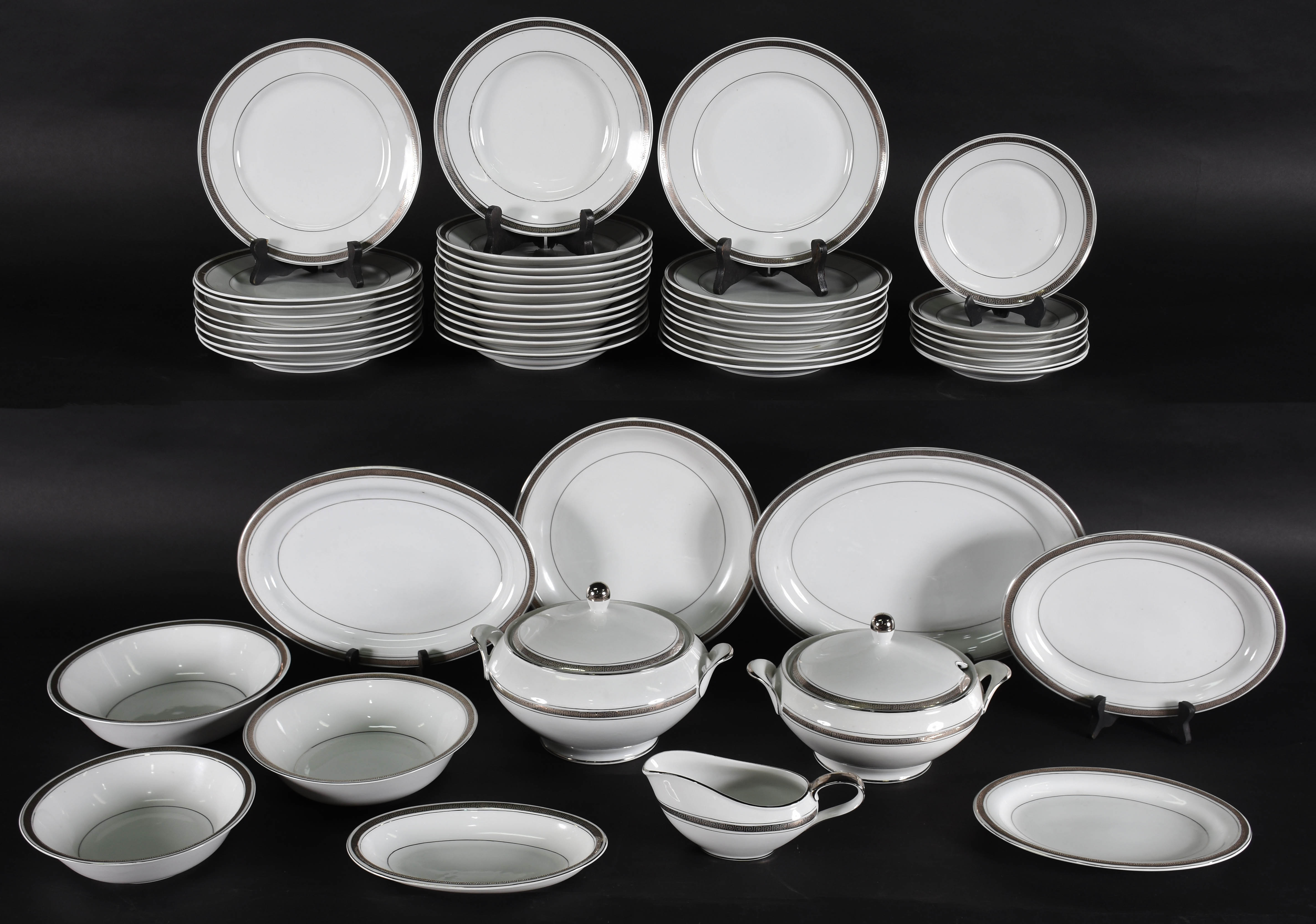 Aparelho de jantar de porcelana Mauá composto de : 18 pratos rasos... - foto 1 de 3