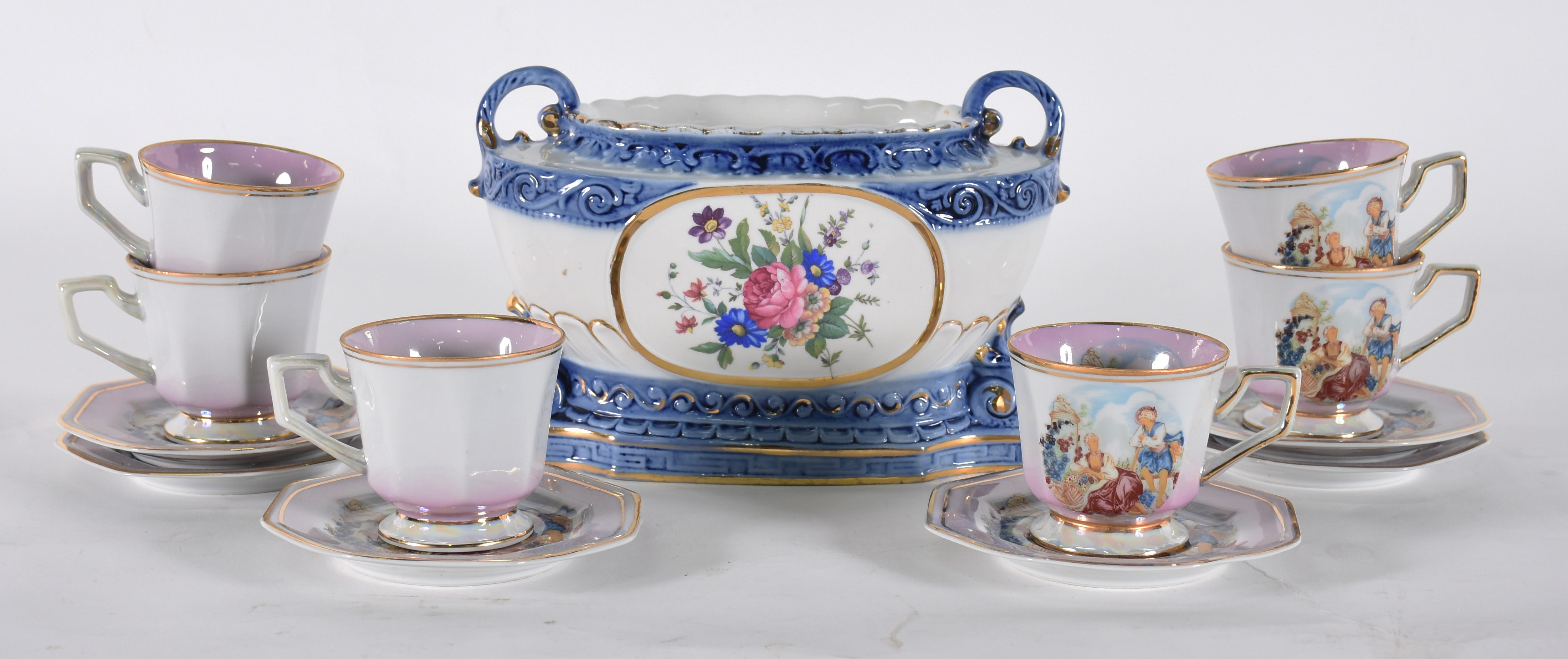 Seis xícaras de porcelana decoradas e floreira . - foto 2 de 4
