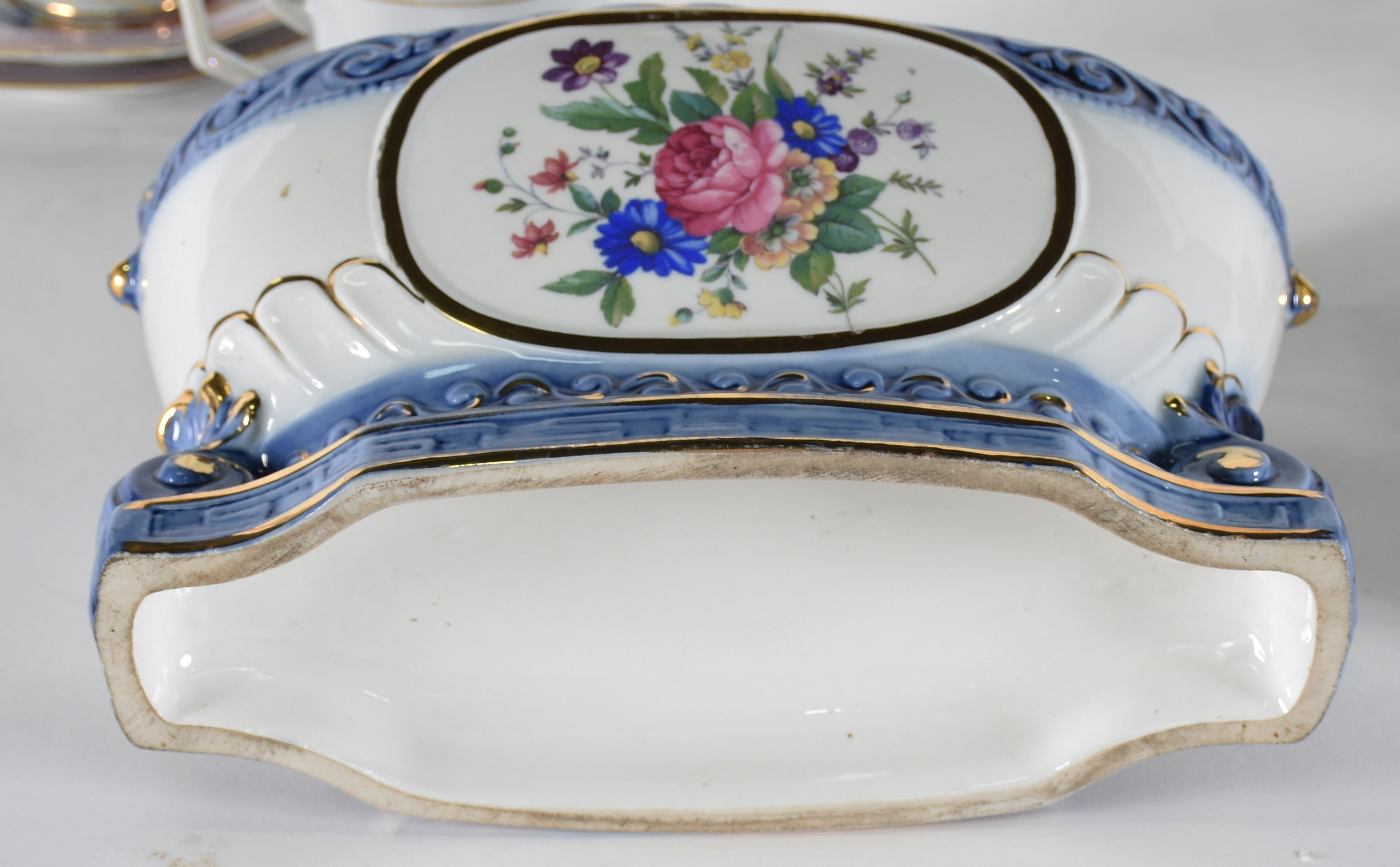 Seis xícaras de porcelana decoradas e floreira . - foto 3 de 4