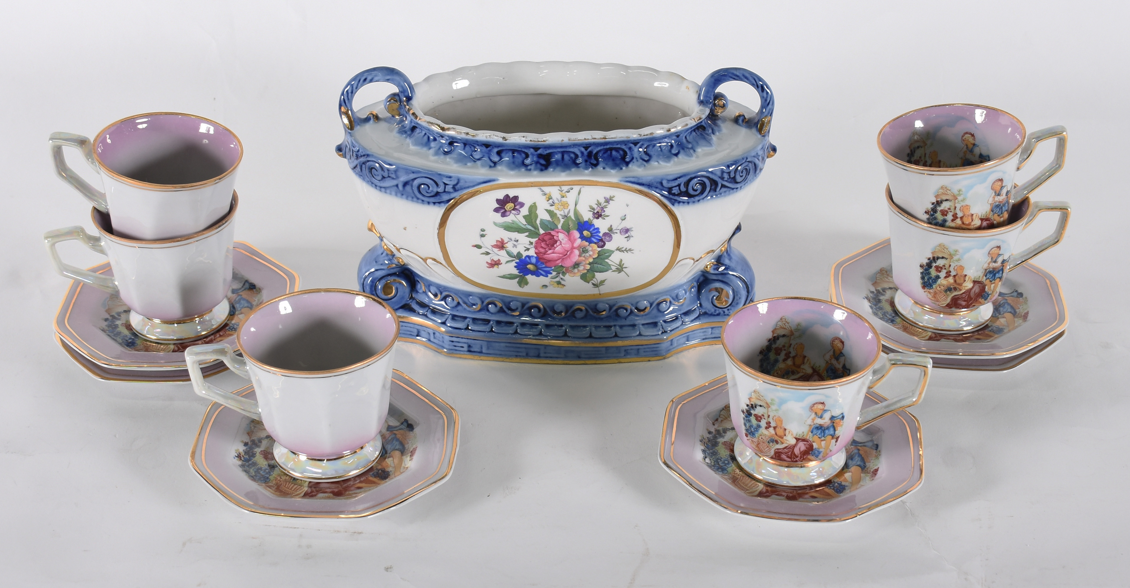 Seis xícaras de porcelana decoradas e floreira . - foto 1 de 4
