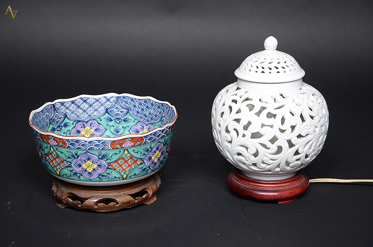Duas peças, sendo bowl de porcelana oriental com peanha (diâmetro 21...