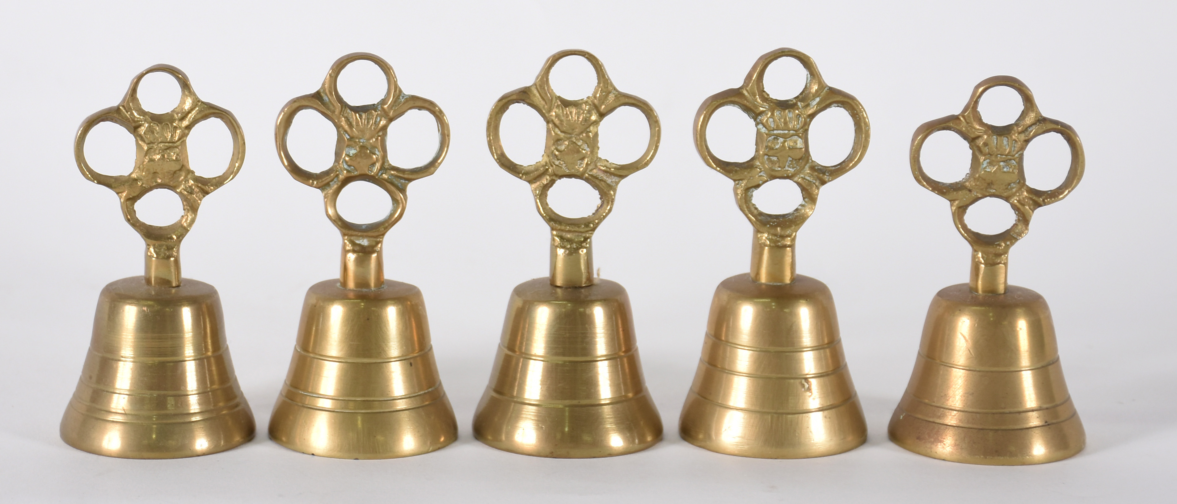 Cinco pequenas sinetas de bronze . - foto 1 de 3