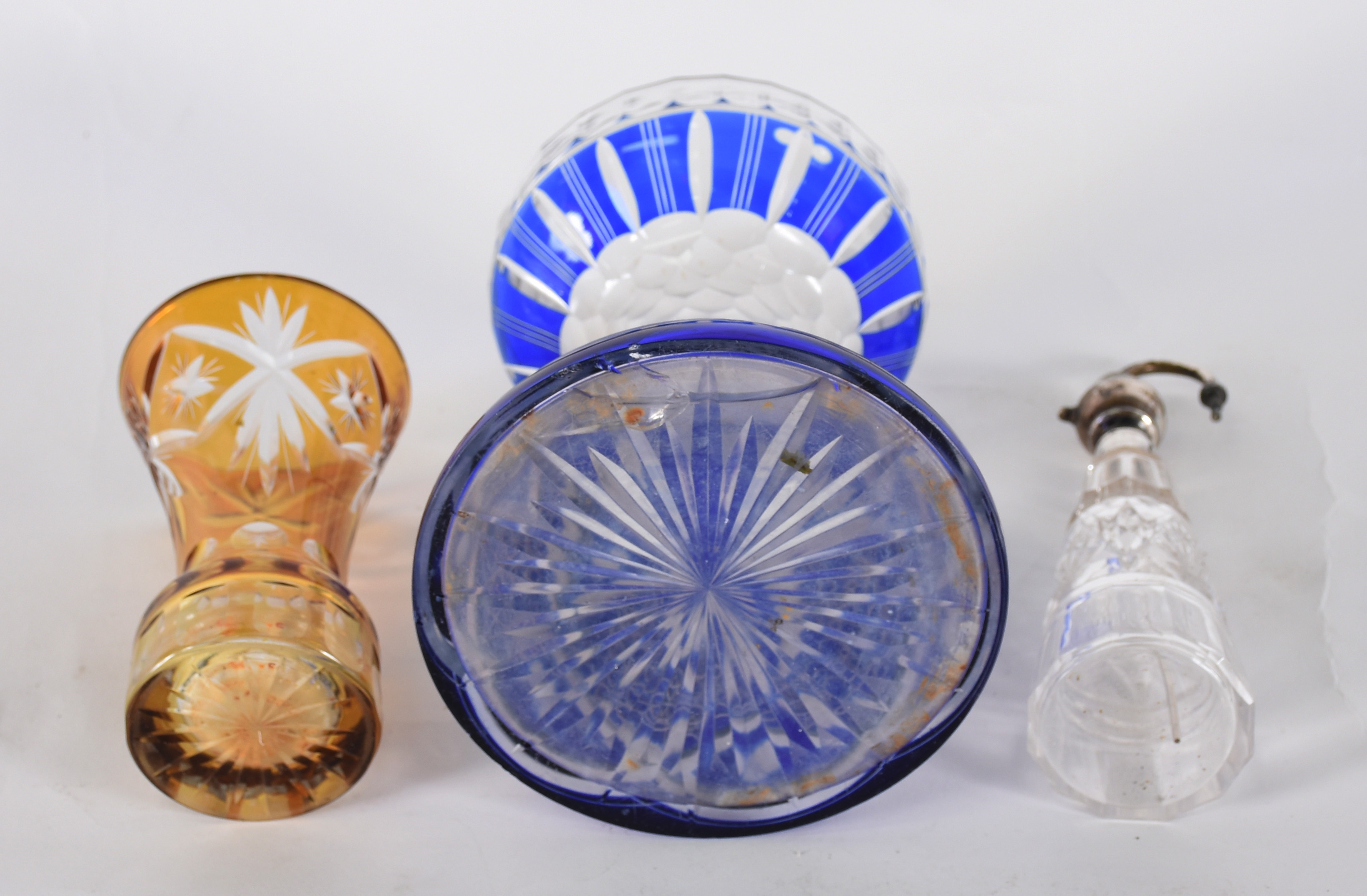 Três peças diversas de cristal, sendo: perfumeiro com bocal de prata... - foto 3 de 4