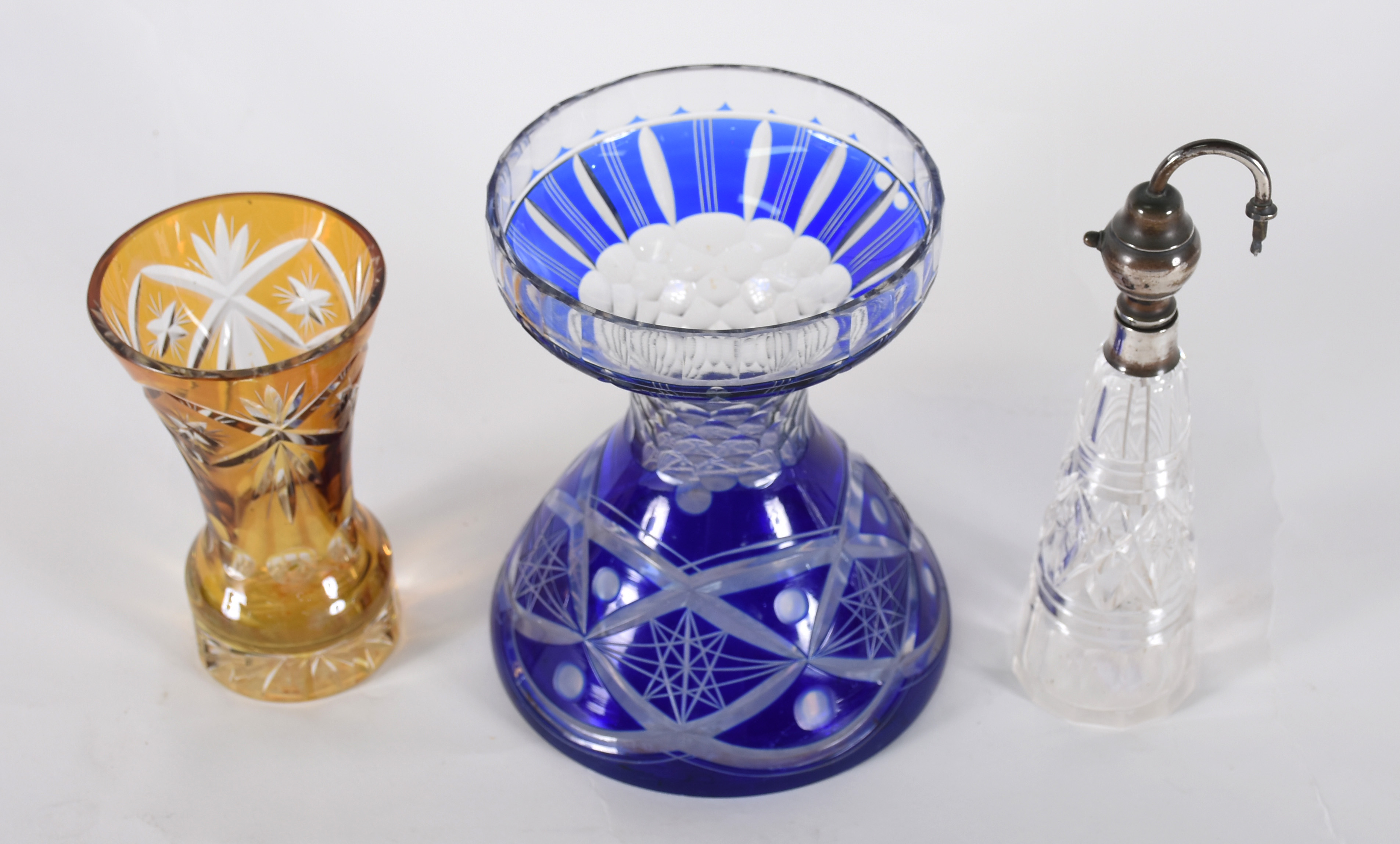 Três peças diversas de cristal, sendo: perfumeiro com bocal de prata... - foto 2 de 4