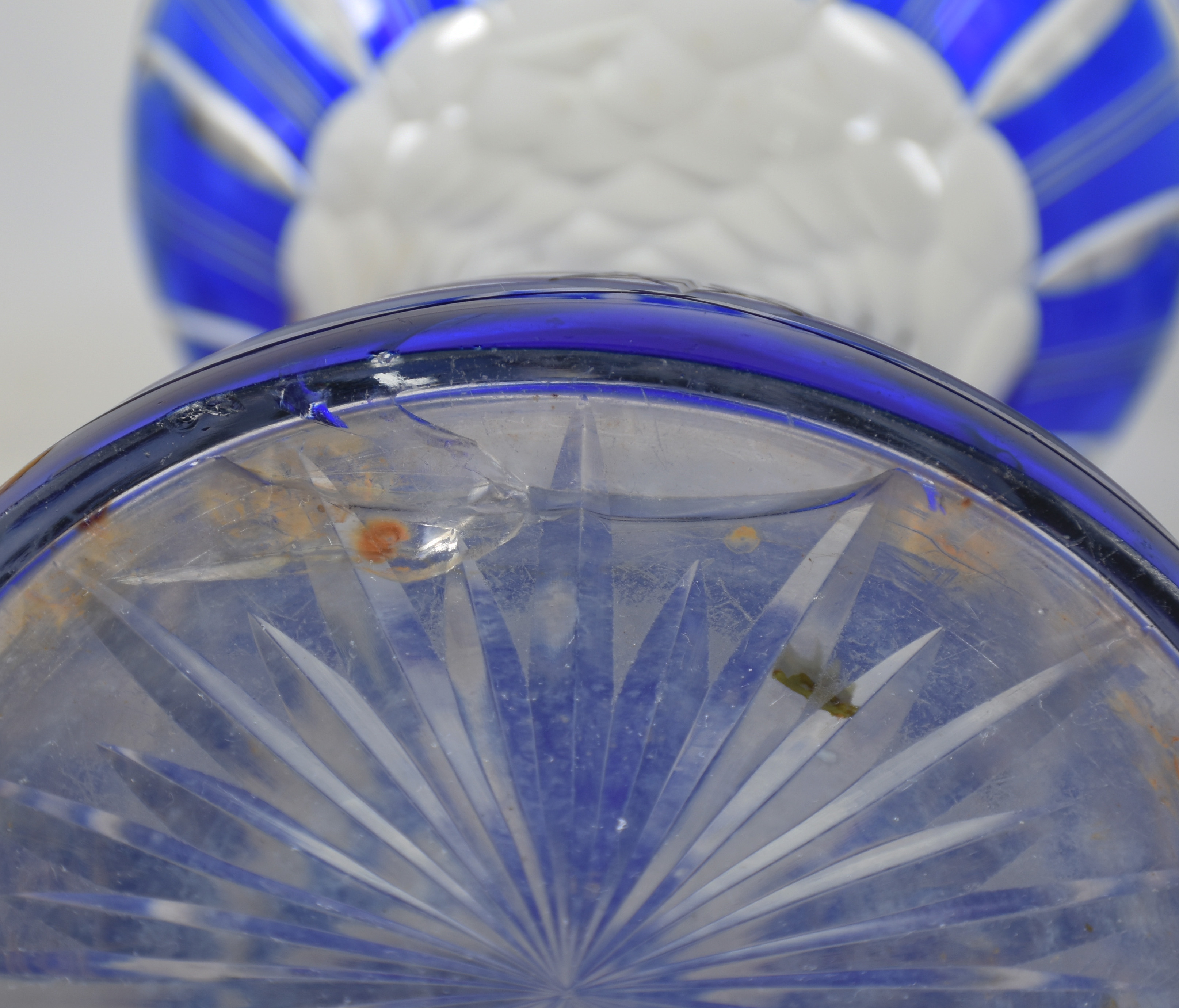 Três peças diversas de cristal, sendo: perfumeiro com bocal de prata... - foto 4 de 4