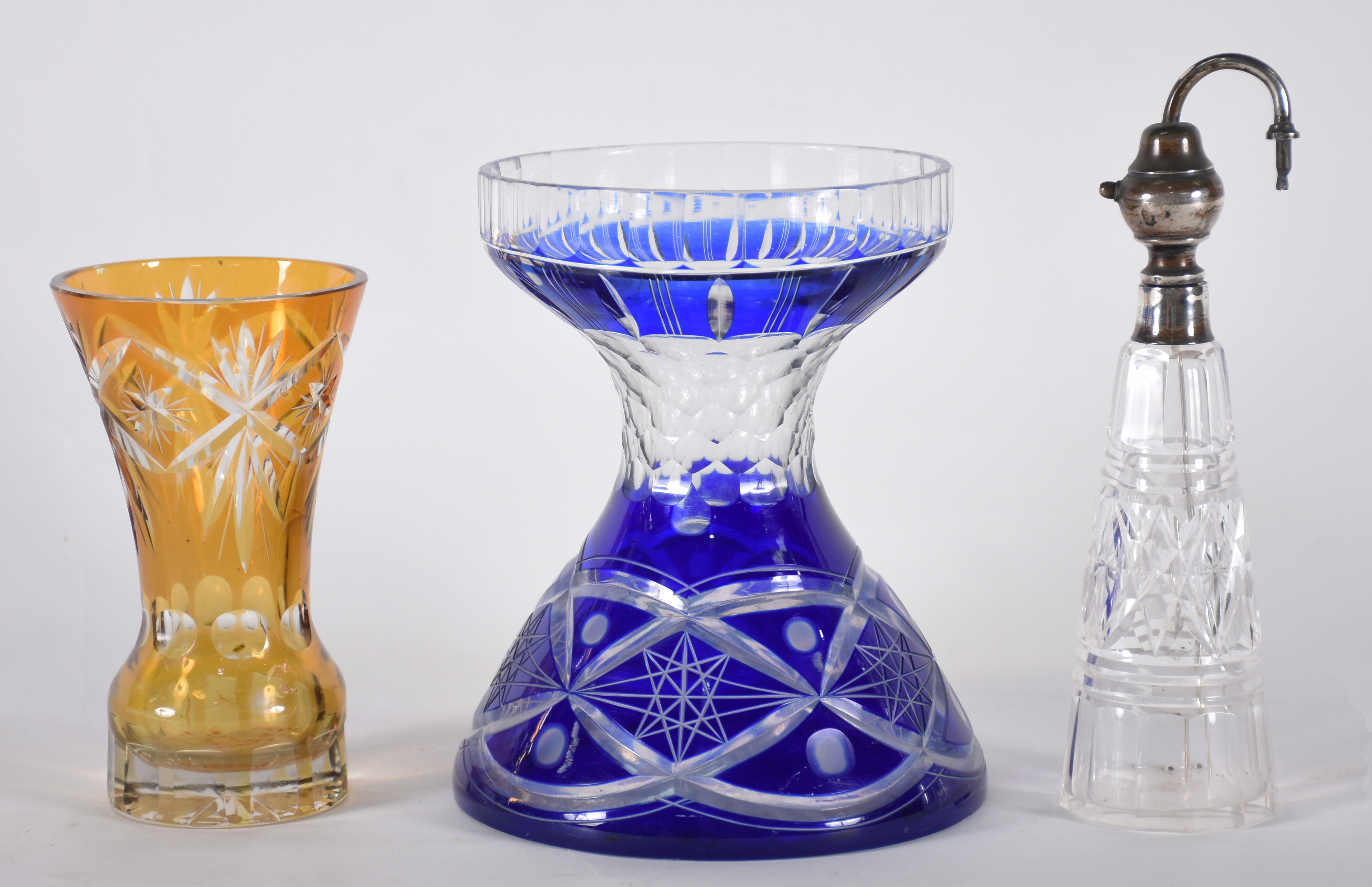 Três peças diversas de cristal, sendo: perfumeiro com bocal de prata... - foto 1 de 4