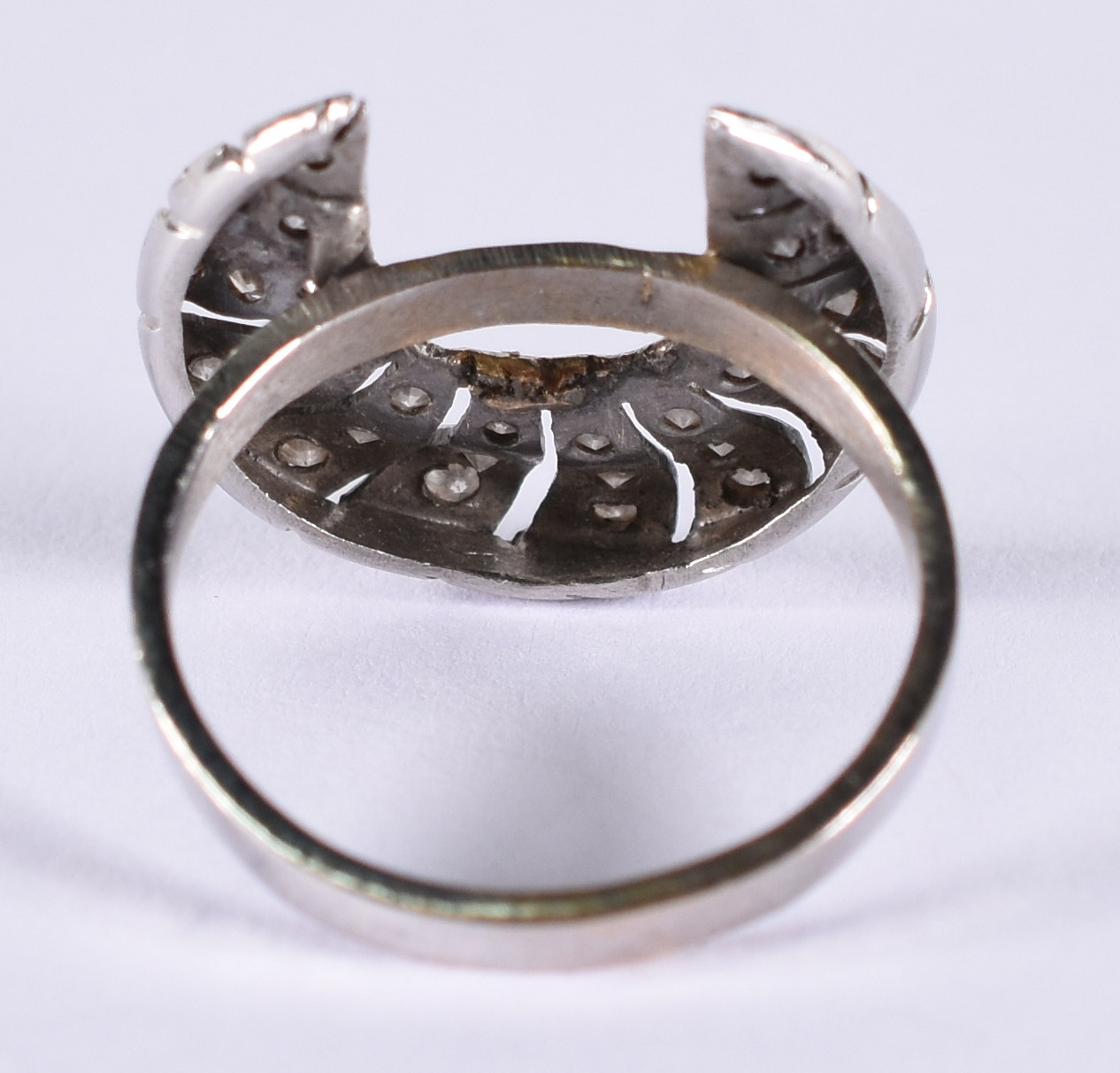 Anel de ouro branco com brilhante meia lua. Aro 16 ( Por questão de... - foto 2 de 3