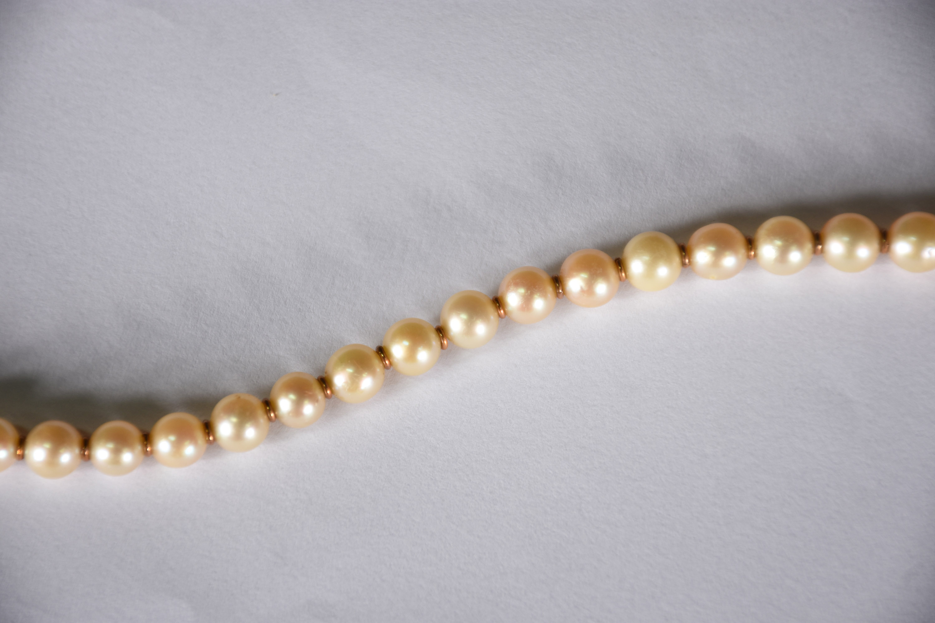 Colar de pérolas com divisórias e fecho de ouro( Por questão de... - foto 2 de 3