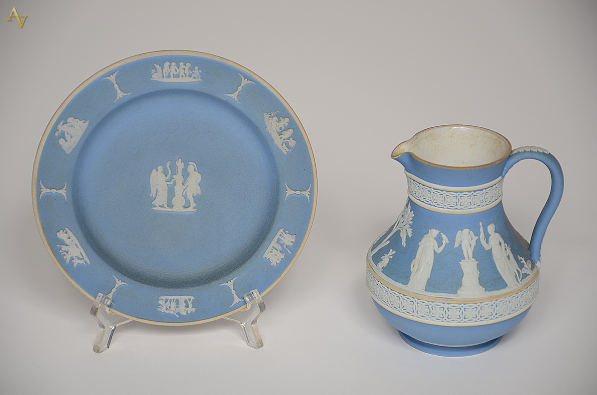 WEDGWOOD - Jarra com presentoir. Altura 14 cm e diâmetro prato 18 cm. - foto 1 de 3