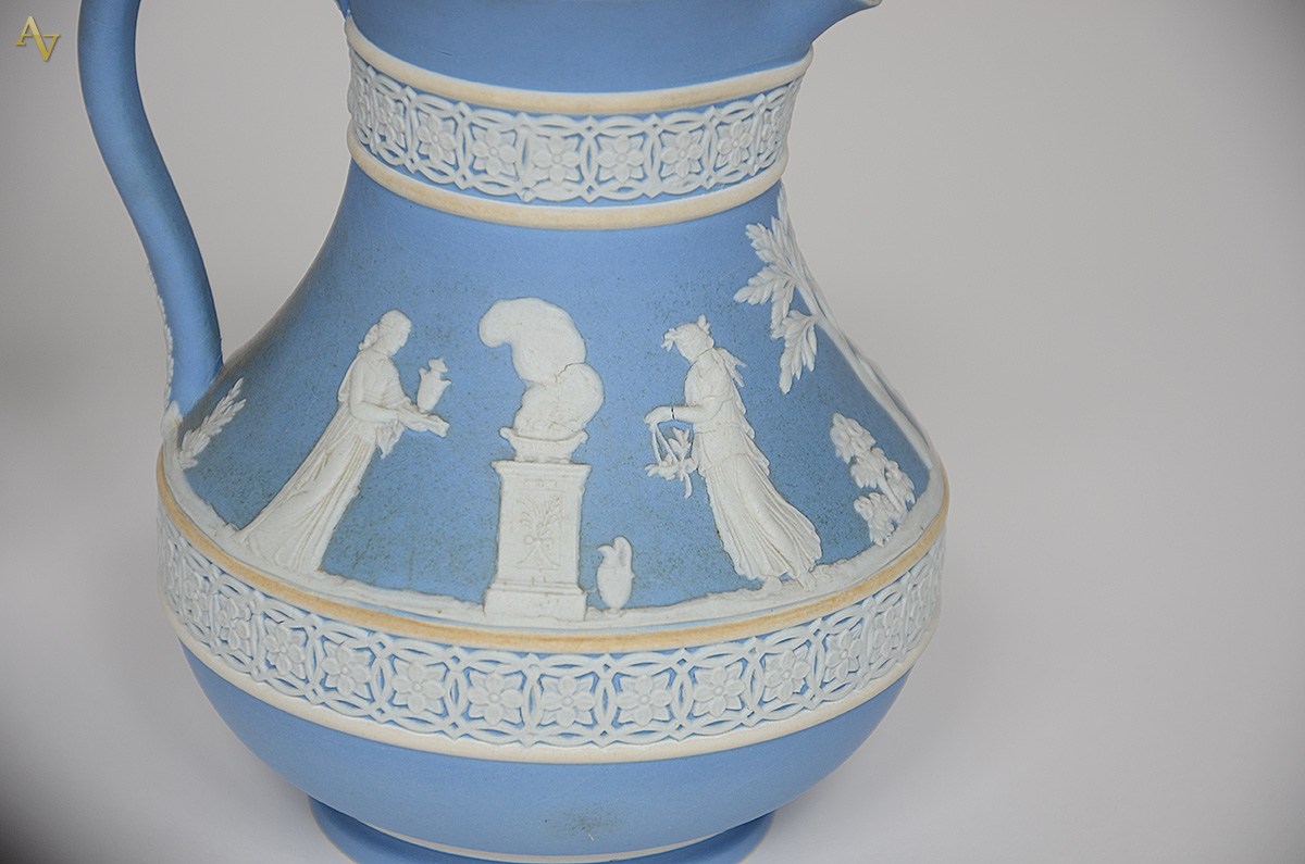 WEDGWOOD - Jarra com presentoir. Altura 14 cm e diâmetro prato 18 cm. - foto 3 de 3