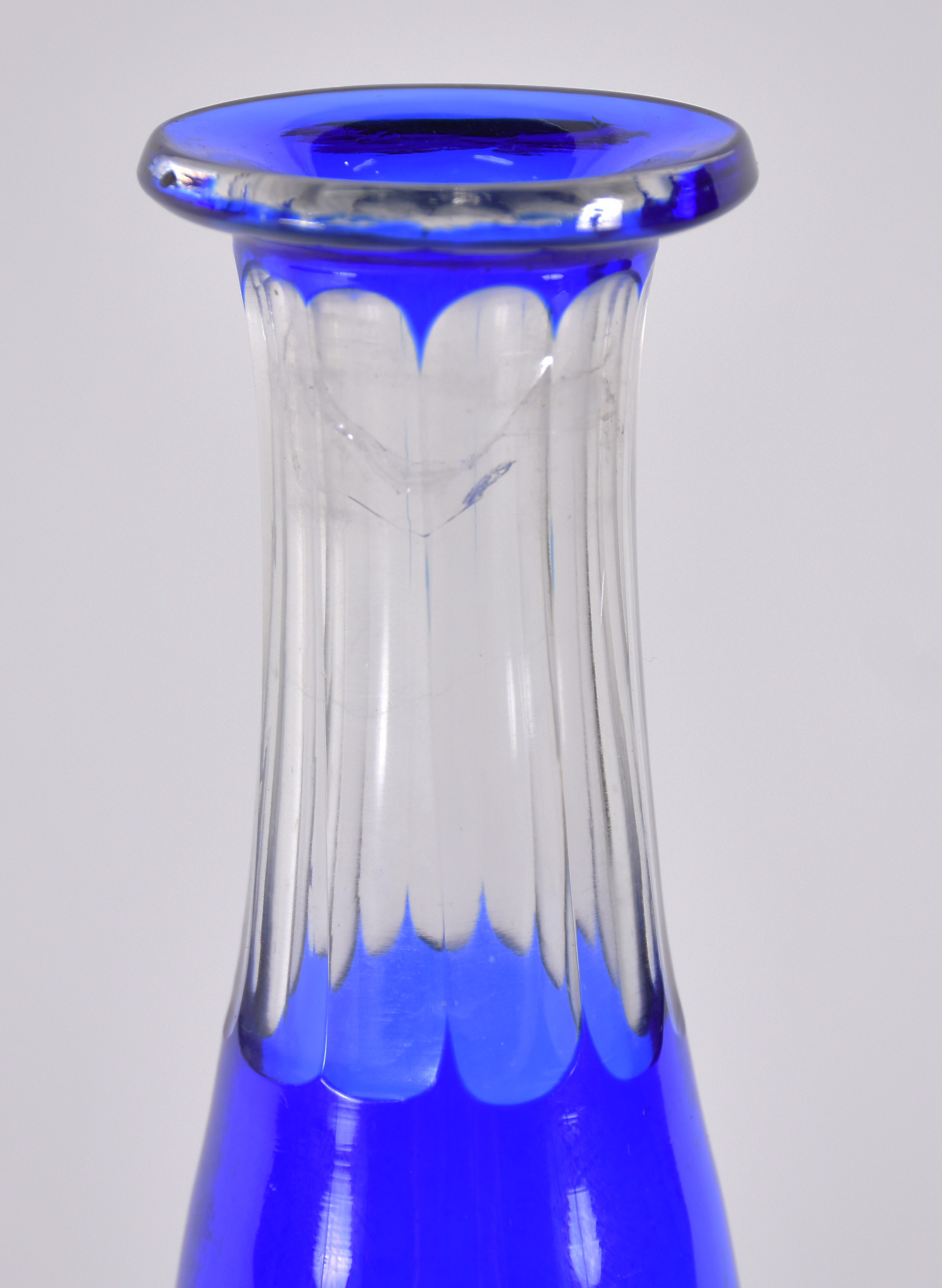 Licoreira de cristal tcheco lapidado, doublé azul ( Tampa com bicado... - foto 3 de 4