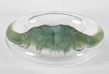 René Lalique (1860-1945),  - Excepcional Bowl de cristal frances com peixes estilizados em relevo na cor verde, assinado na base.