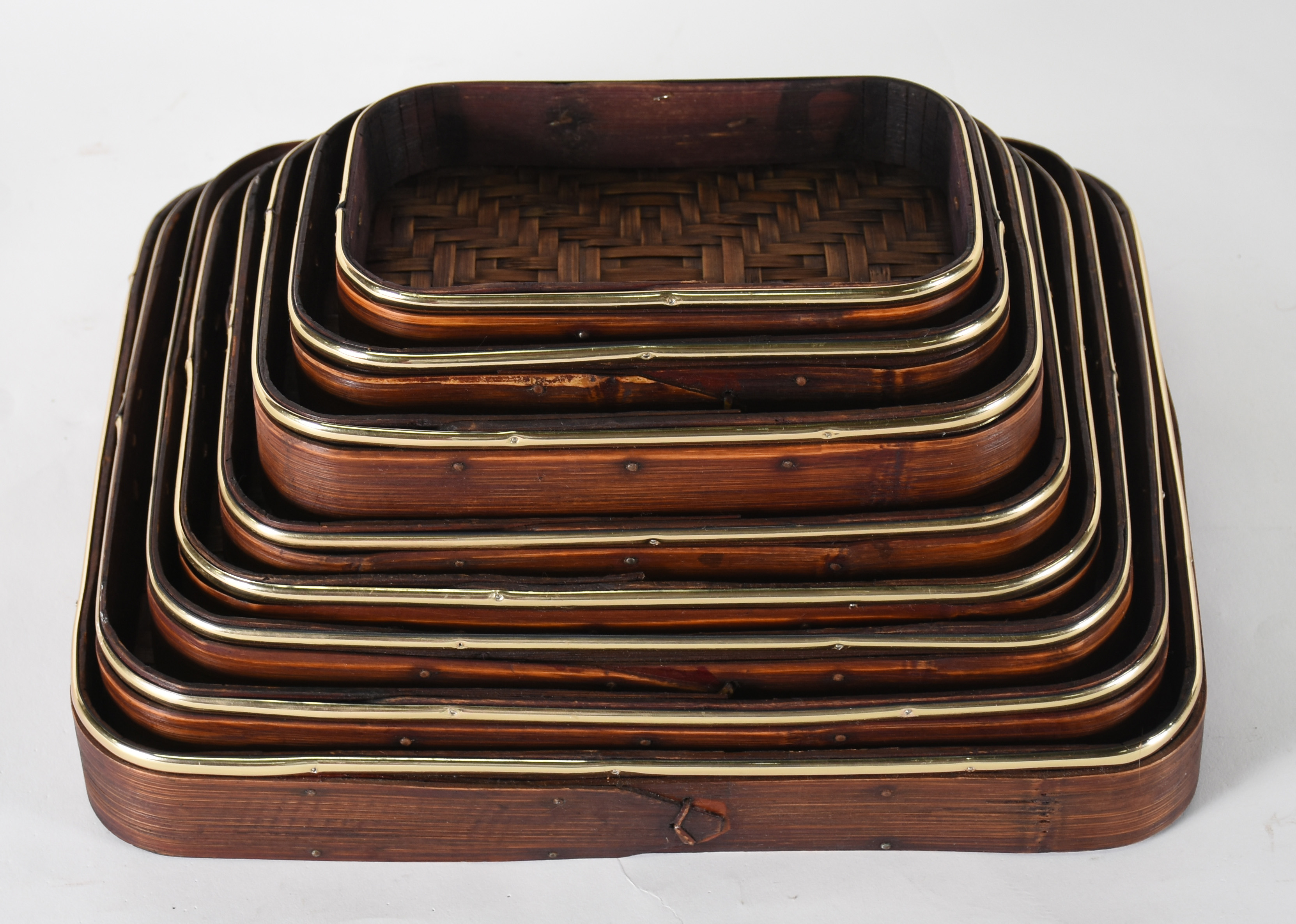 Conjunto com 8 bandejas encaixáveis de " palha " com borda de metal e... - foto 2 de 7