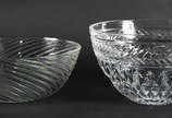 Dois bowls, sendo um de cristal e um de vidro f... - Dois bowls, sendo um de cristal e um de vidro frances.