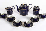 Serviço para café de porcelana azul cobalto Sév... - Serviço para café de porcelana azul cobalto Sévres sendo , 6 xícaras com pires , 2 bules  e açucareiro .Total 9 peças .